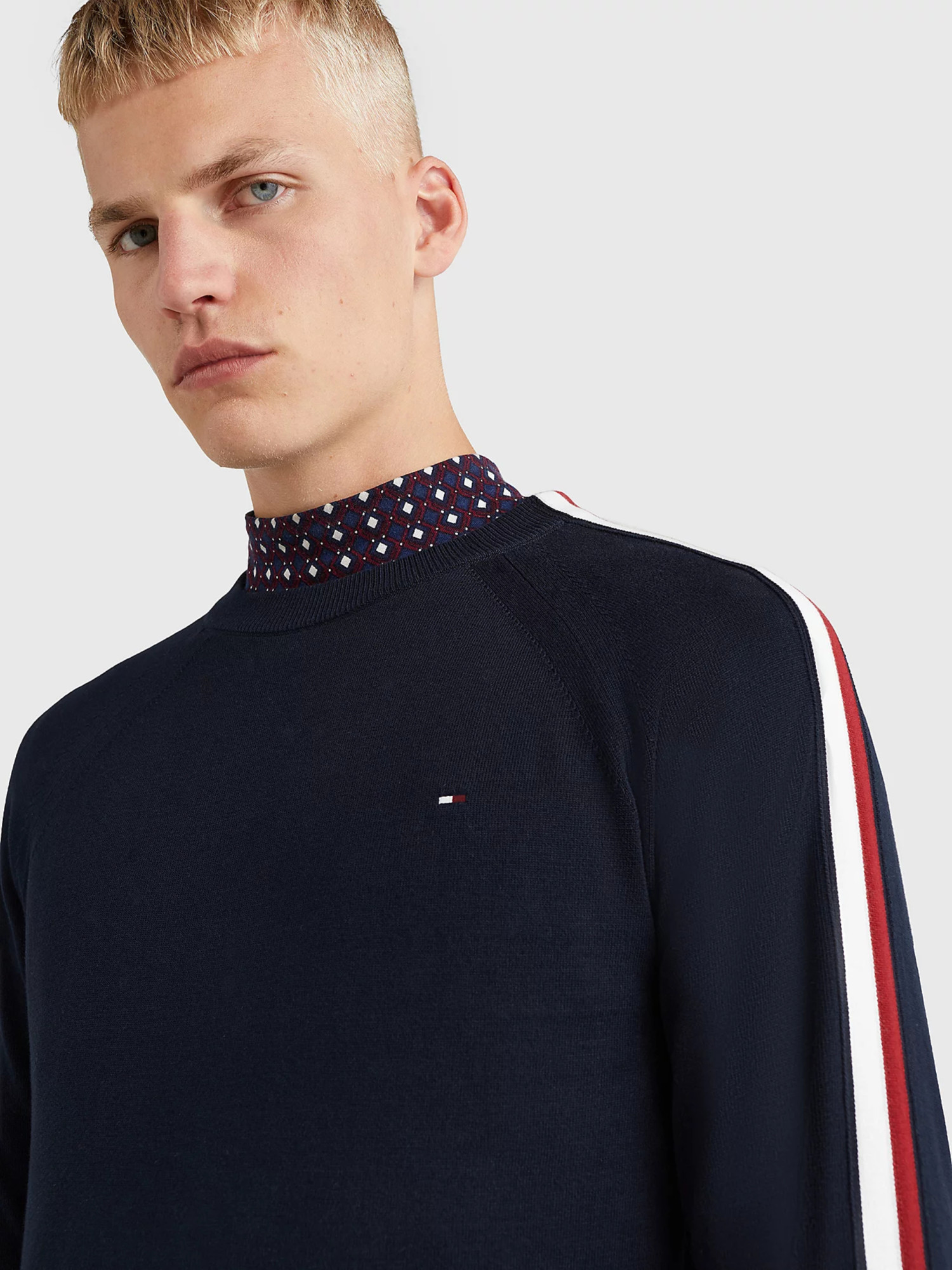 detail Tommy Hilfiger pánský tmavě modrý svetr Global stripe