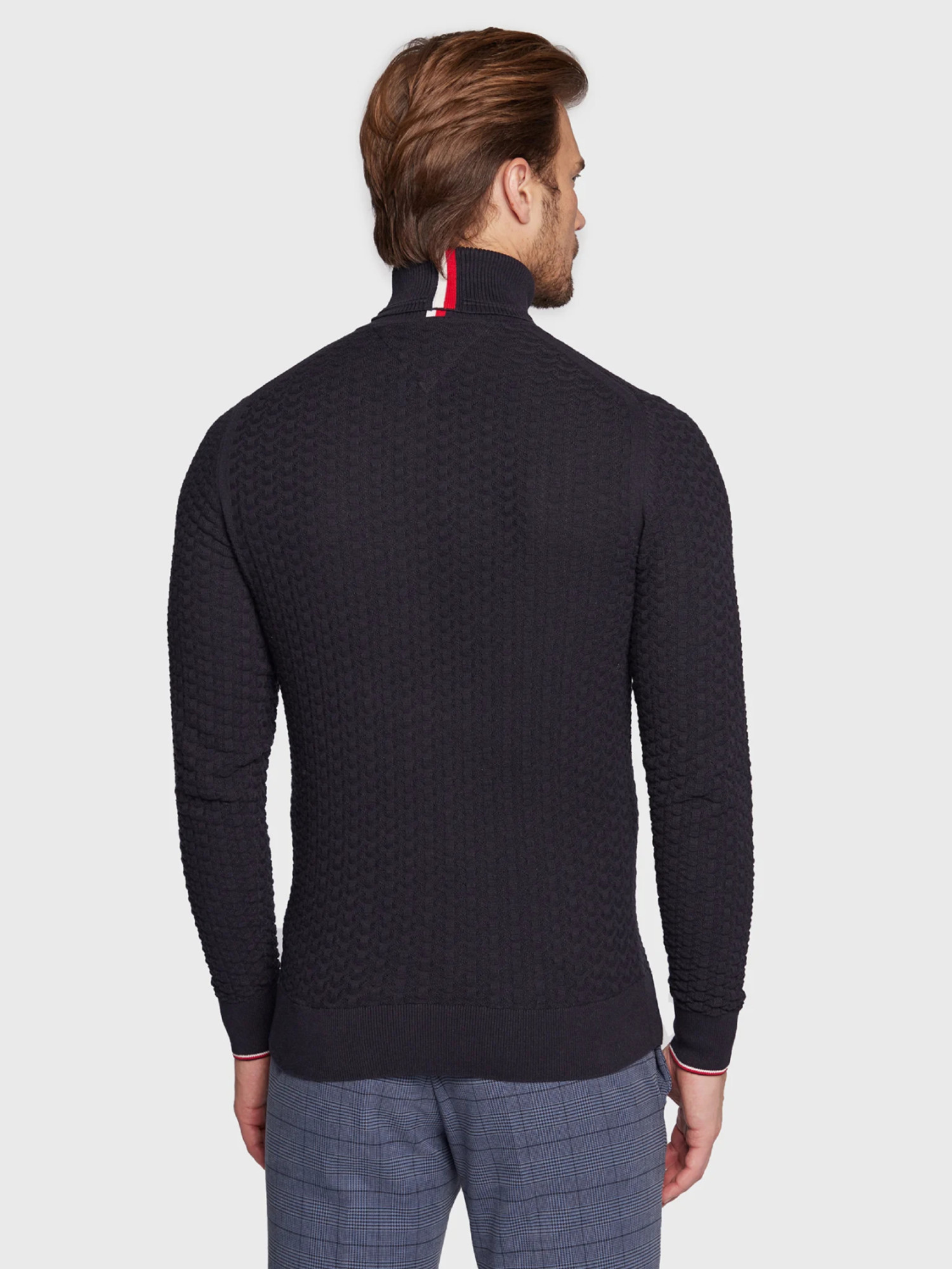 detail Tommy Hilfiger pánský tmavě modrý rolák