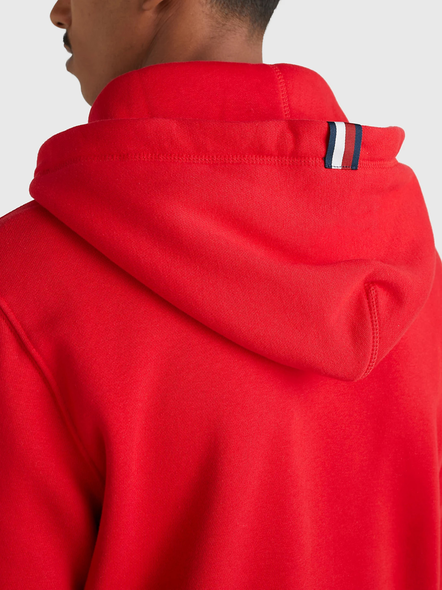 detail Tommy Hilfiger pánská červená mikina