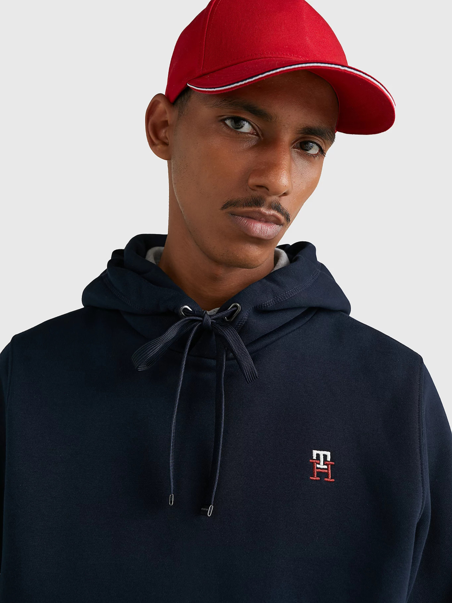 detail Tommy Hilfiger pánská tmavě modrá mikina