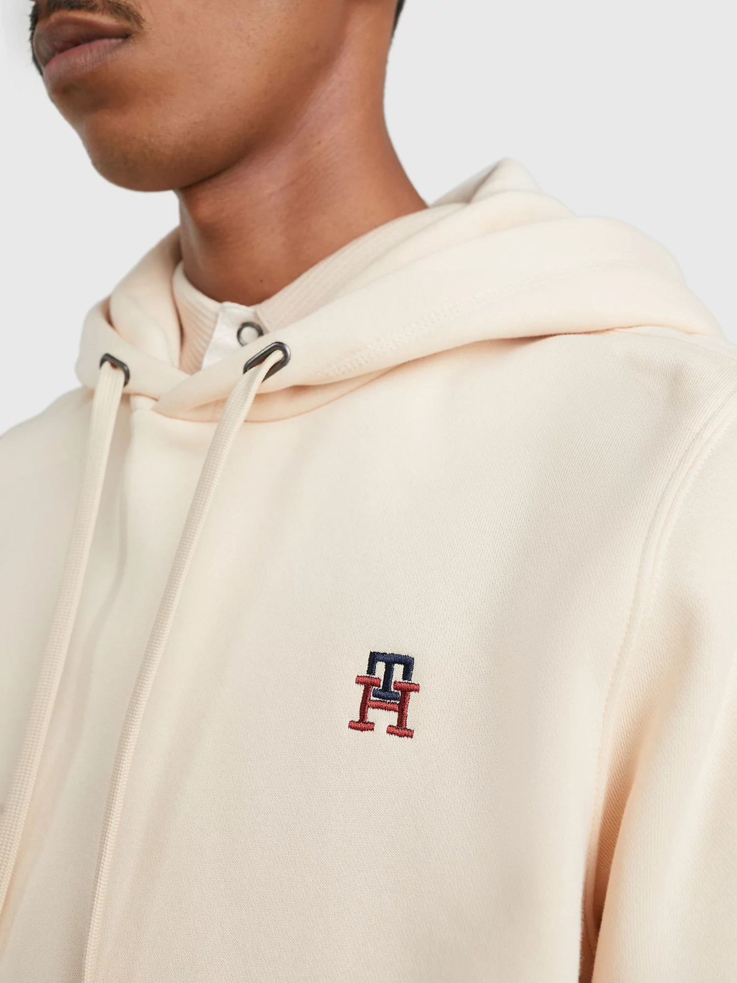 detail Tommy Hilfiger pánská béžová mikina