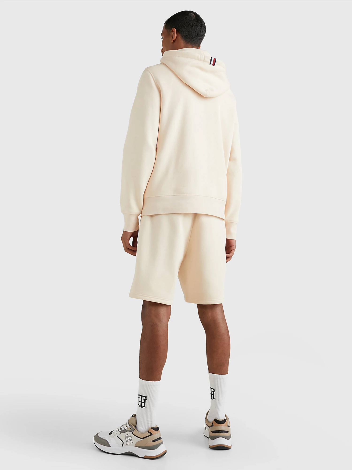 detail Tommy Hilfiger pánská béžová mikina