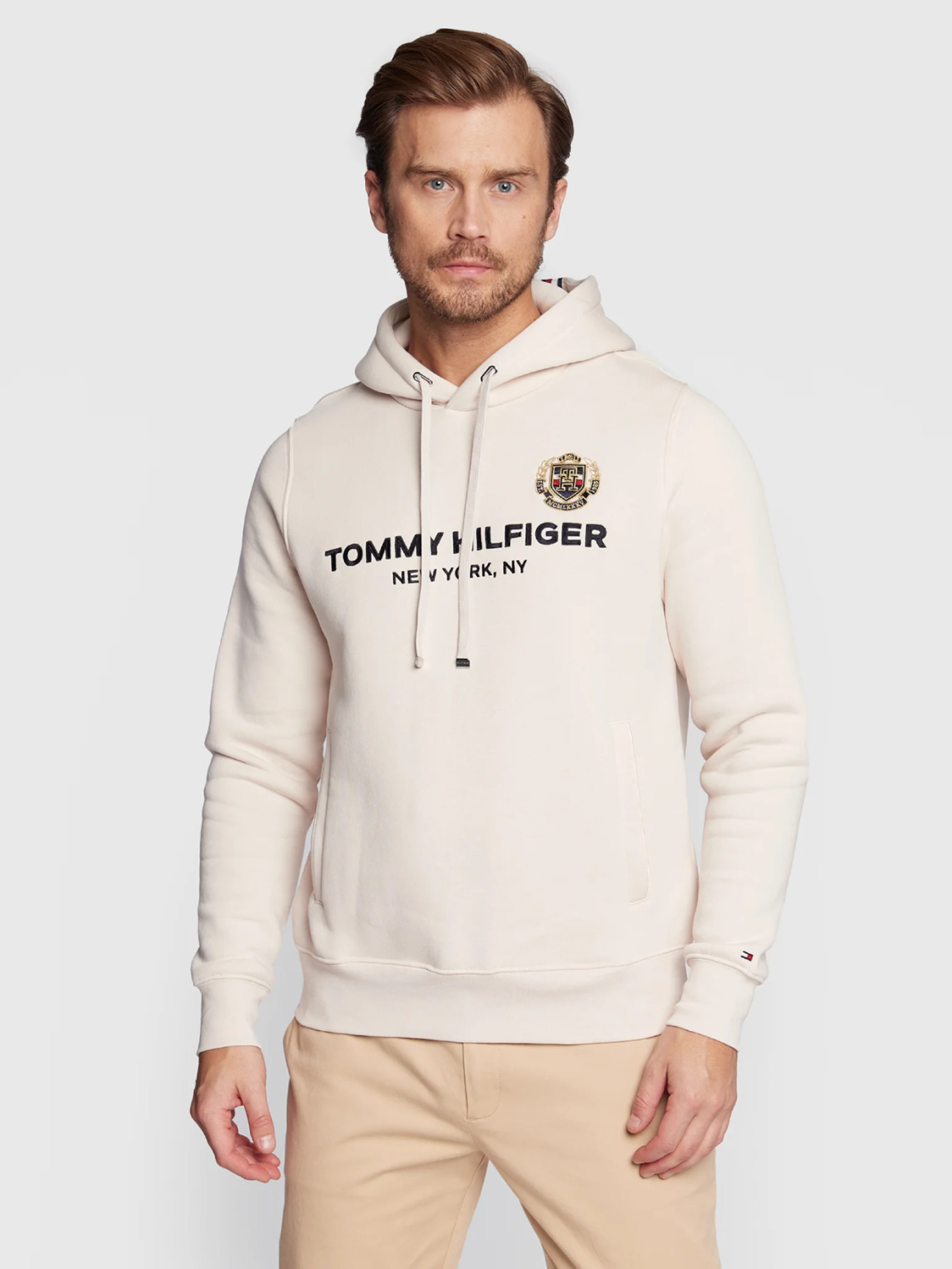 detail Tommy Hilfiger pánská krémová mikina