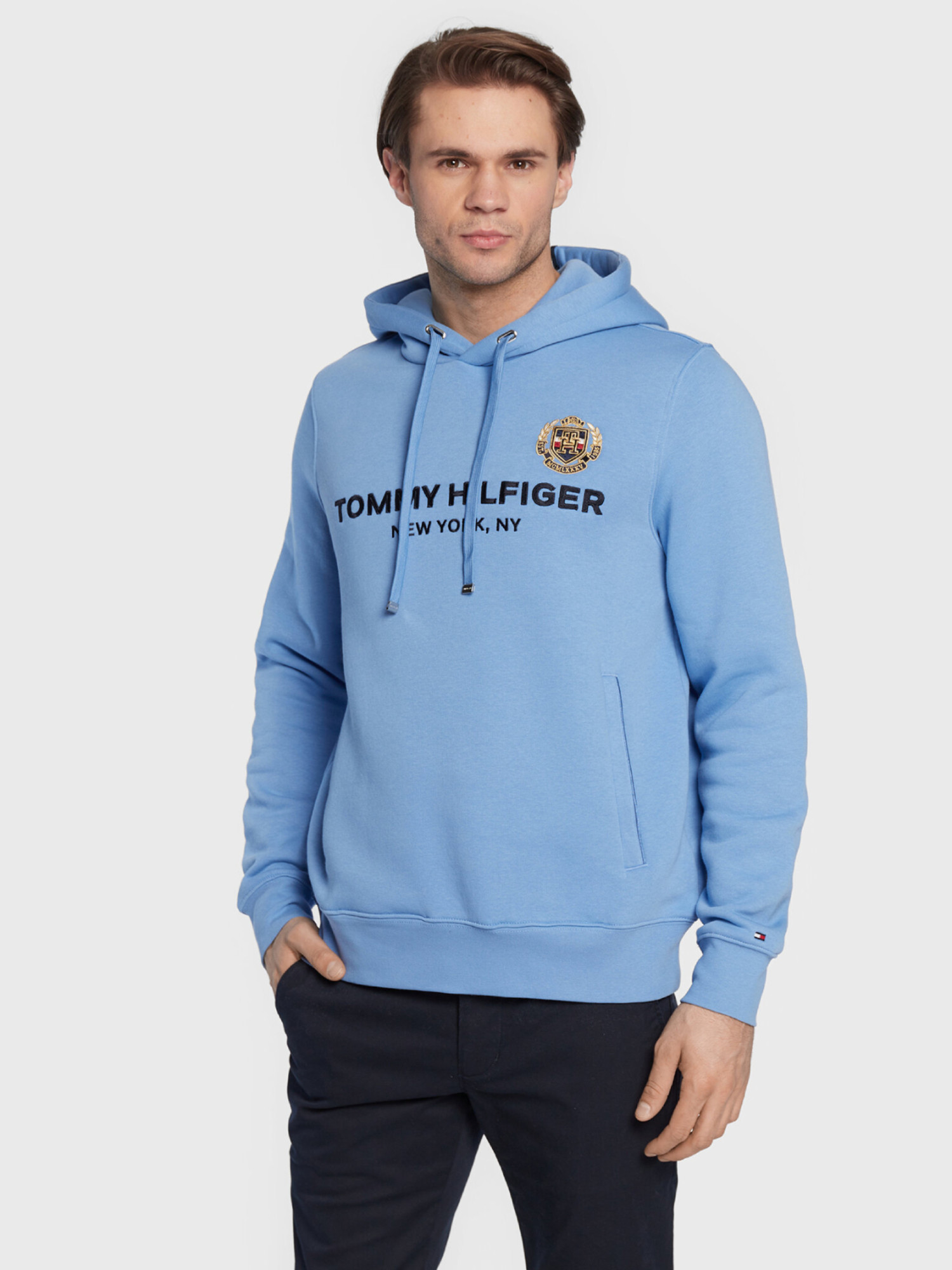 detail Tommy Hilfiger pánská modrá mikina
