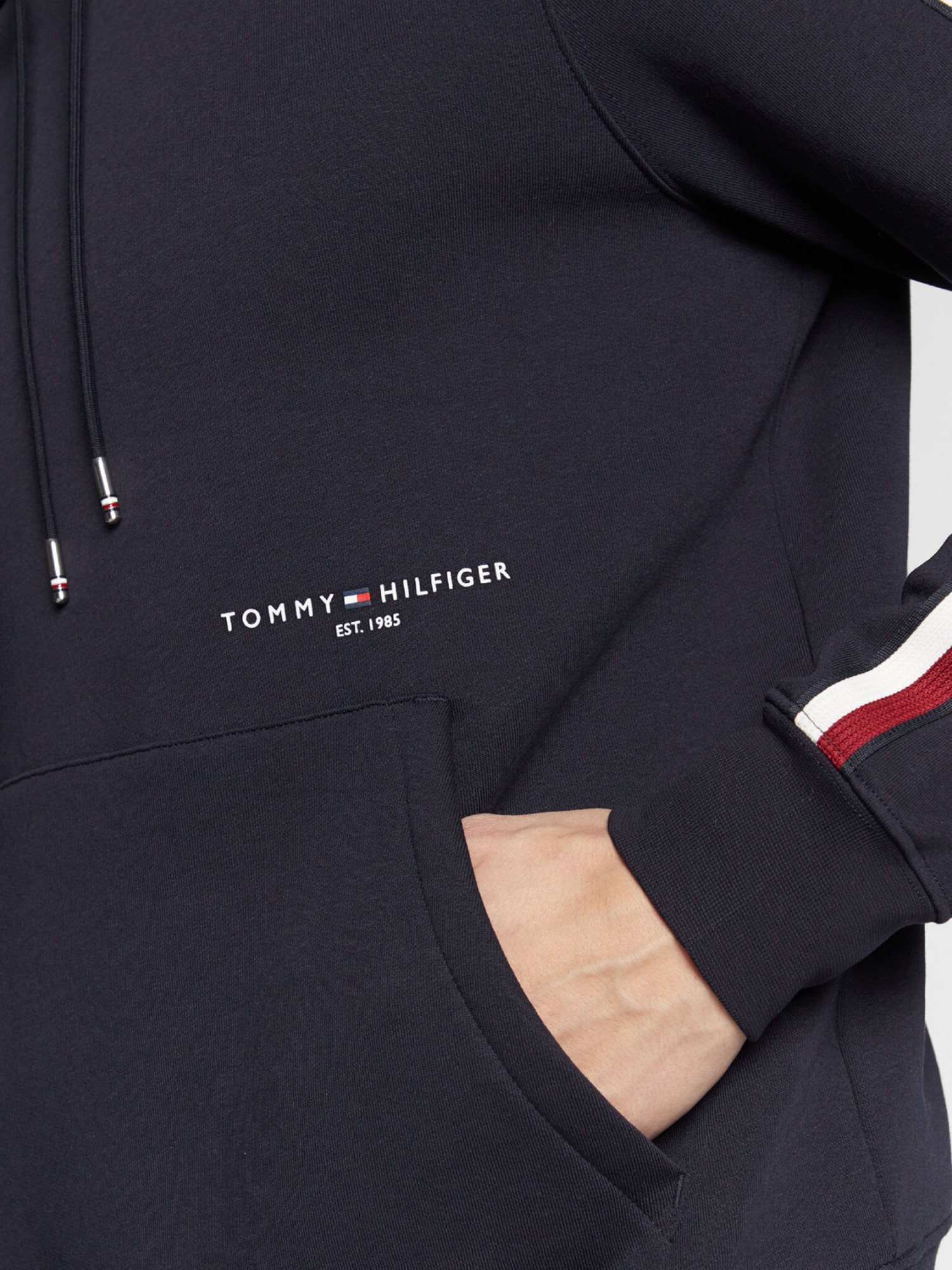 detail Tommy Hilfiger pánská tmavě modrá mikina