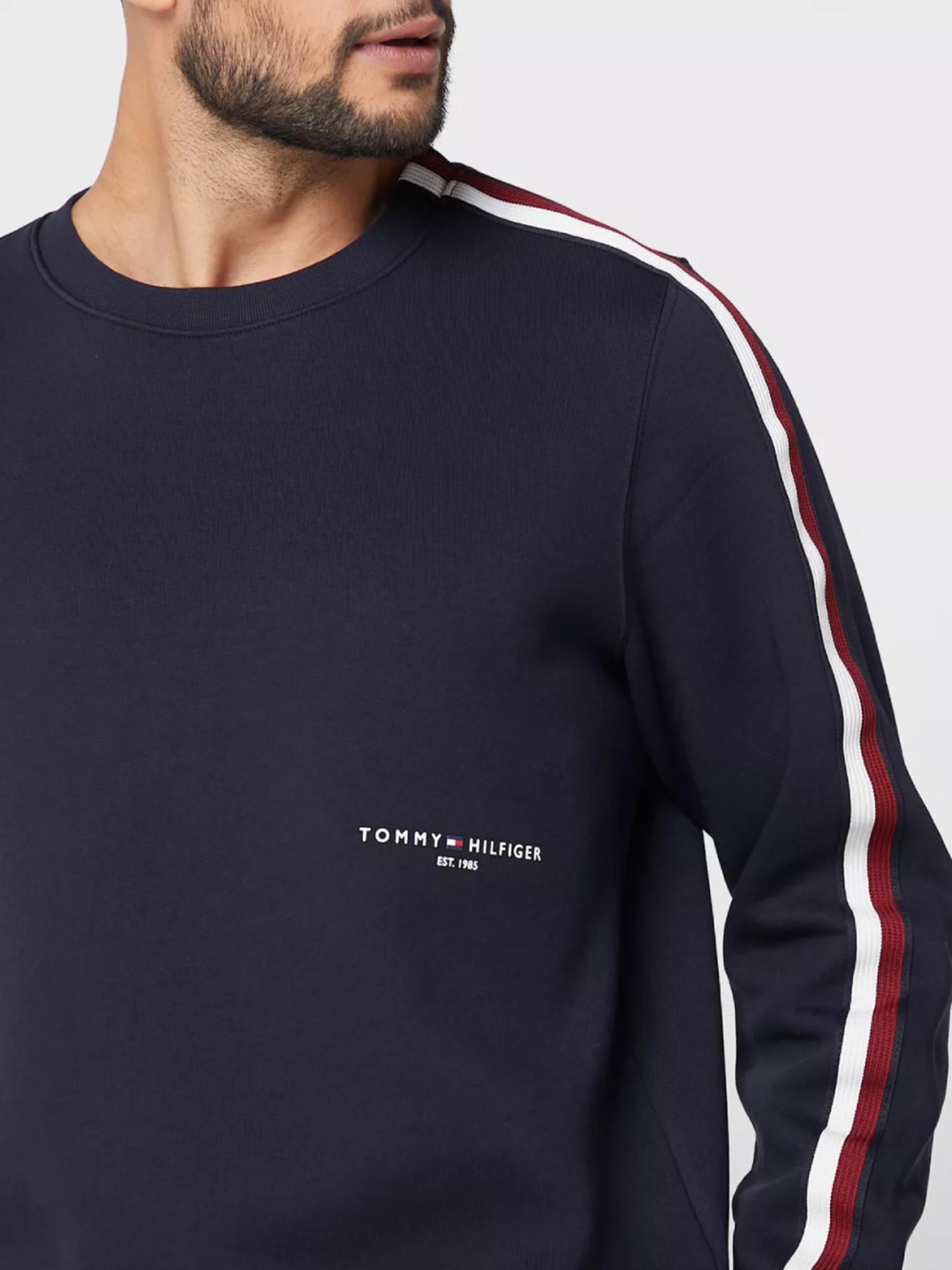 detail Tommy Hilfiger pánská tmavě modrá mikina