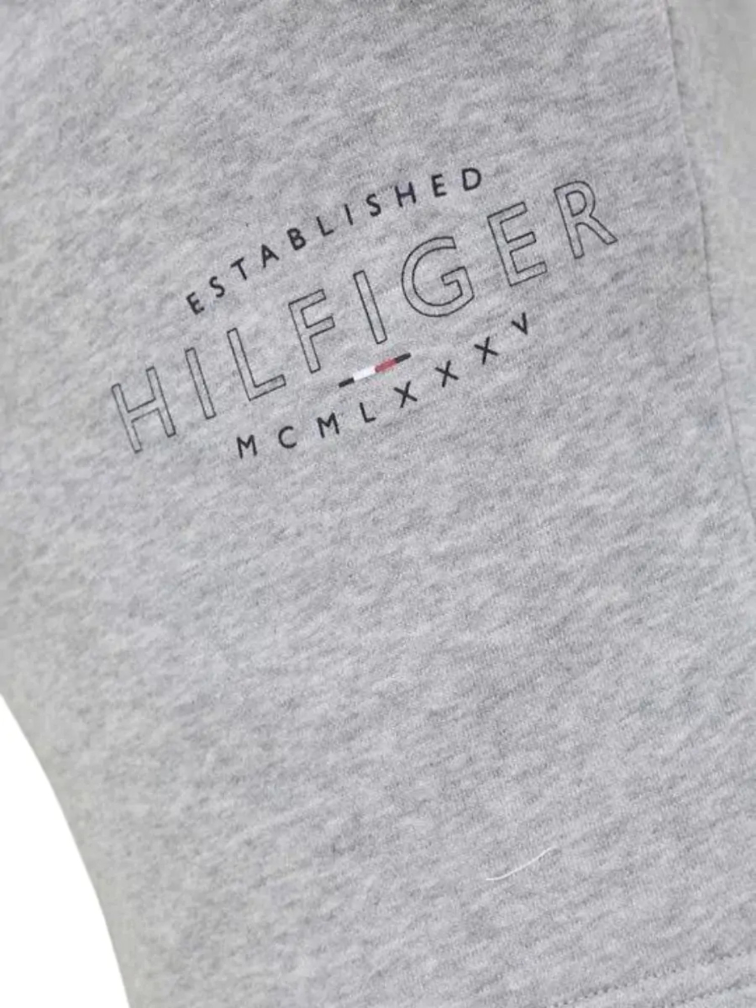 detail Tommy Hilfiger pánské šedé šortky