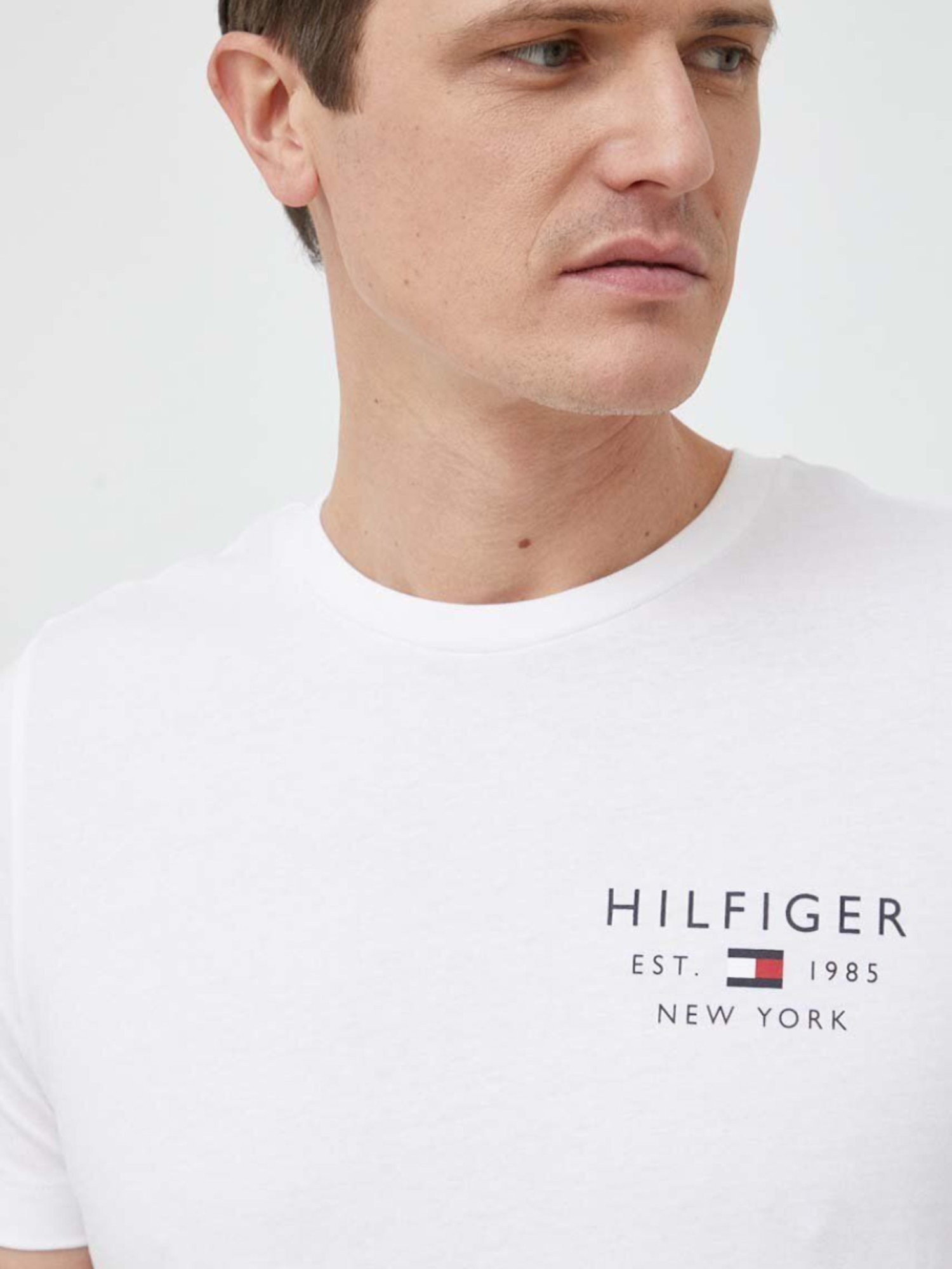 detail Tommy Hilfiger pánské bílé tričko Brand