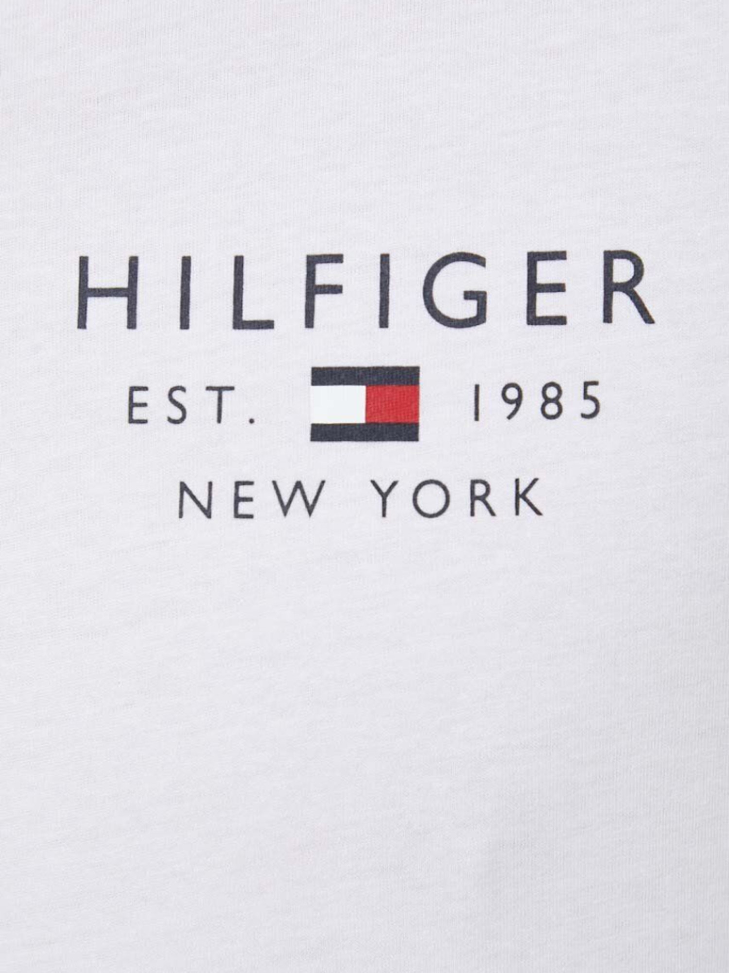 detail Tommy Hilfiger pánské bílé tričko Brand