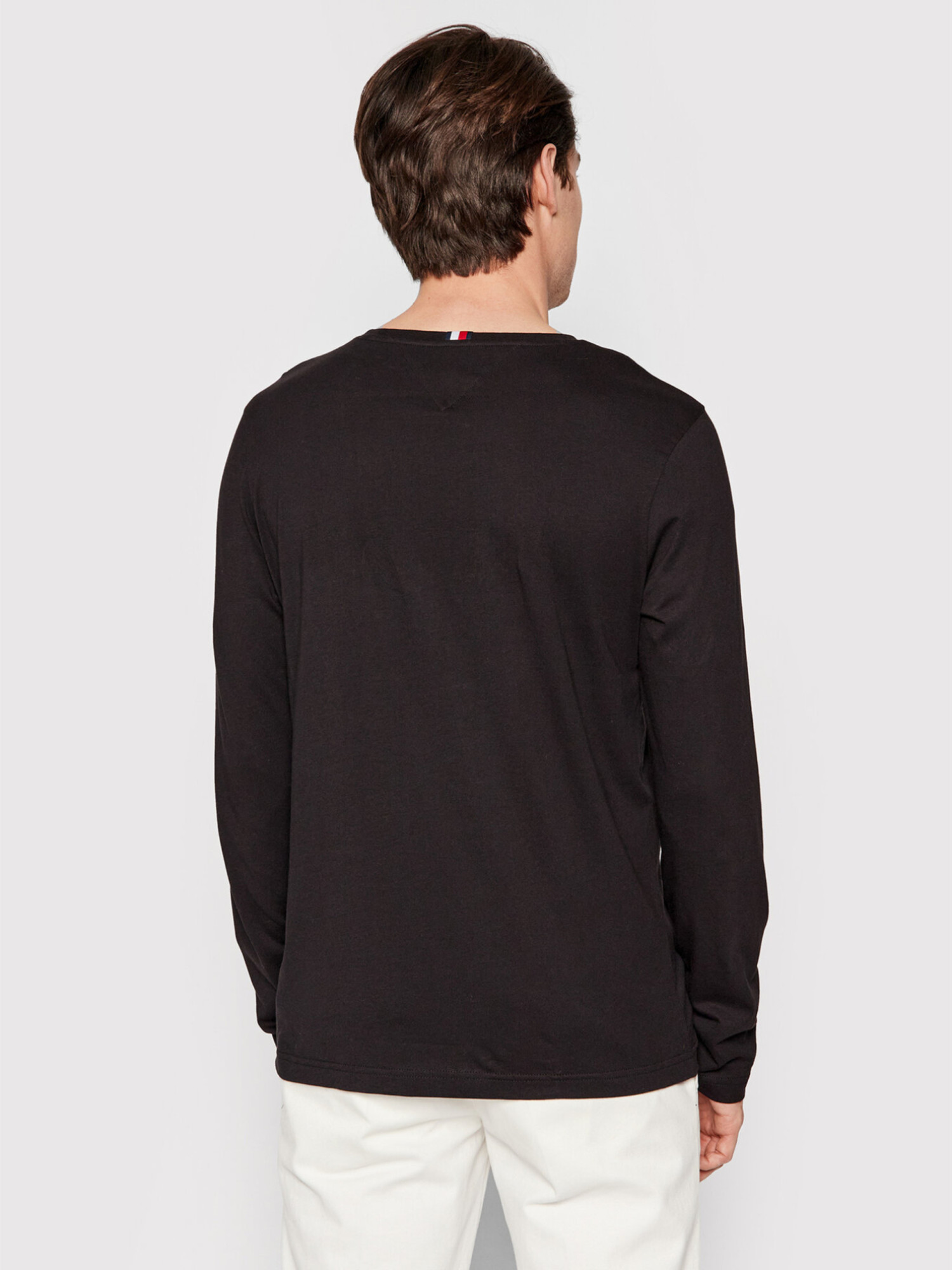 detail Tommy Hilfiger pánské černé tričko s dlouhým rukávem