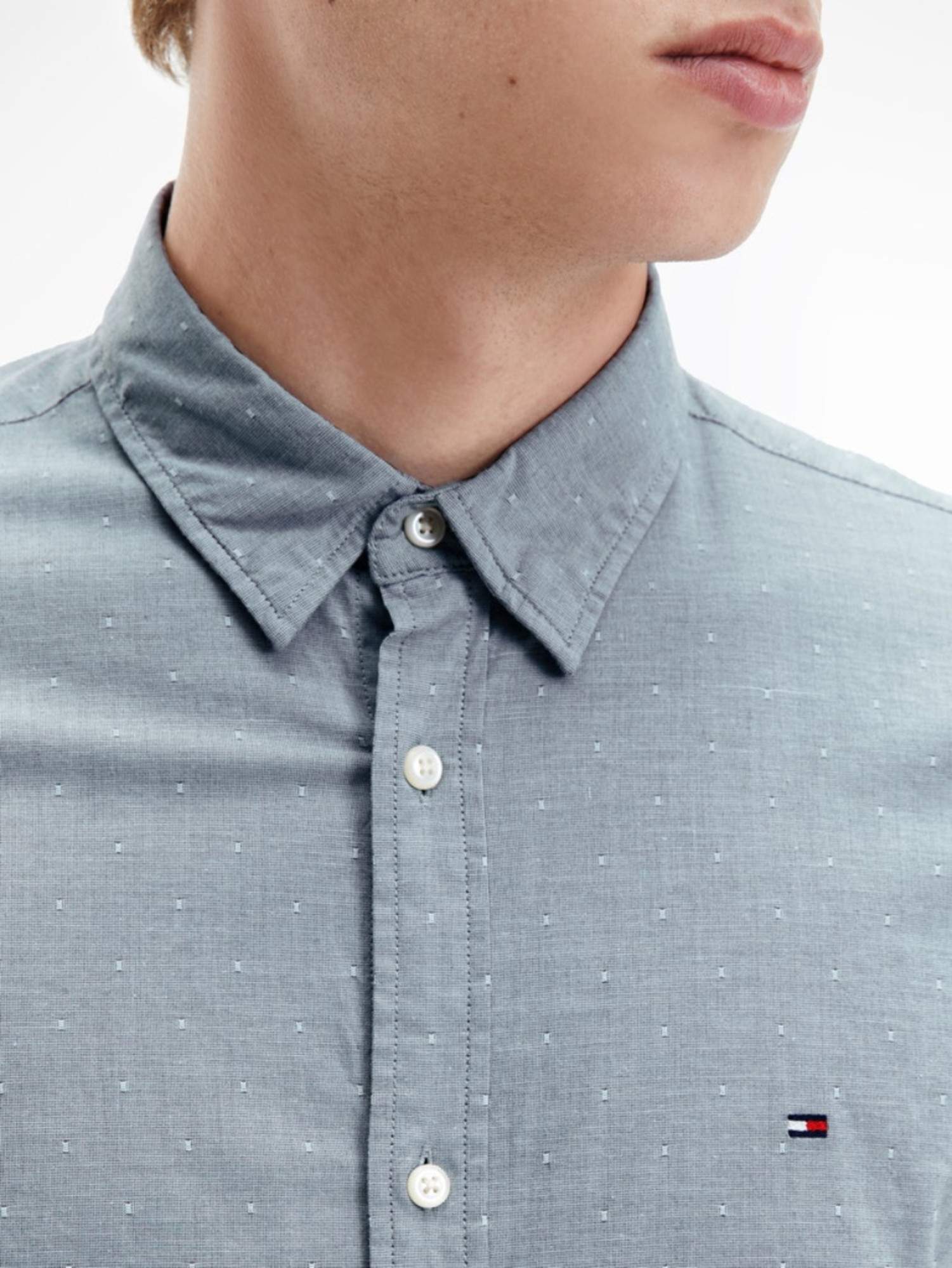 detail Tommy Hilfiger pánská šedá košile