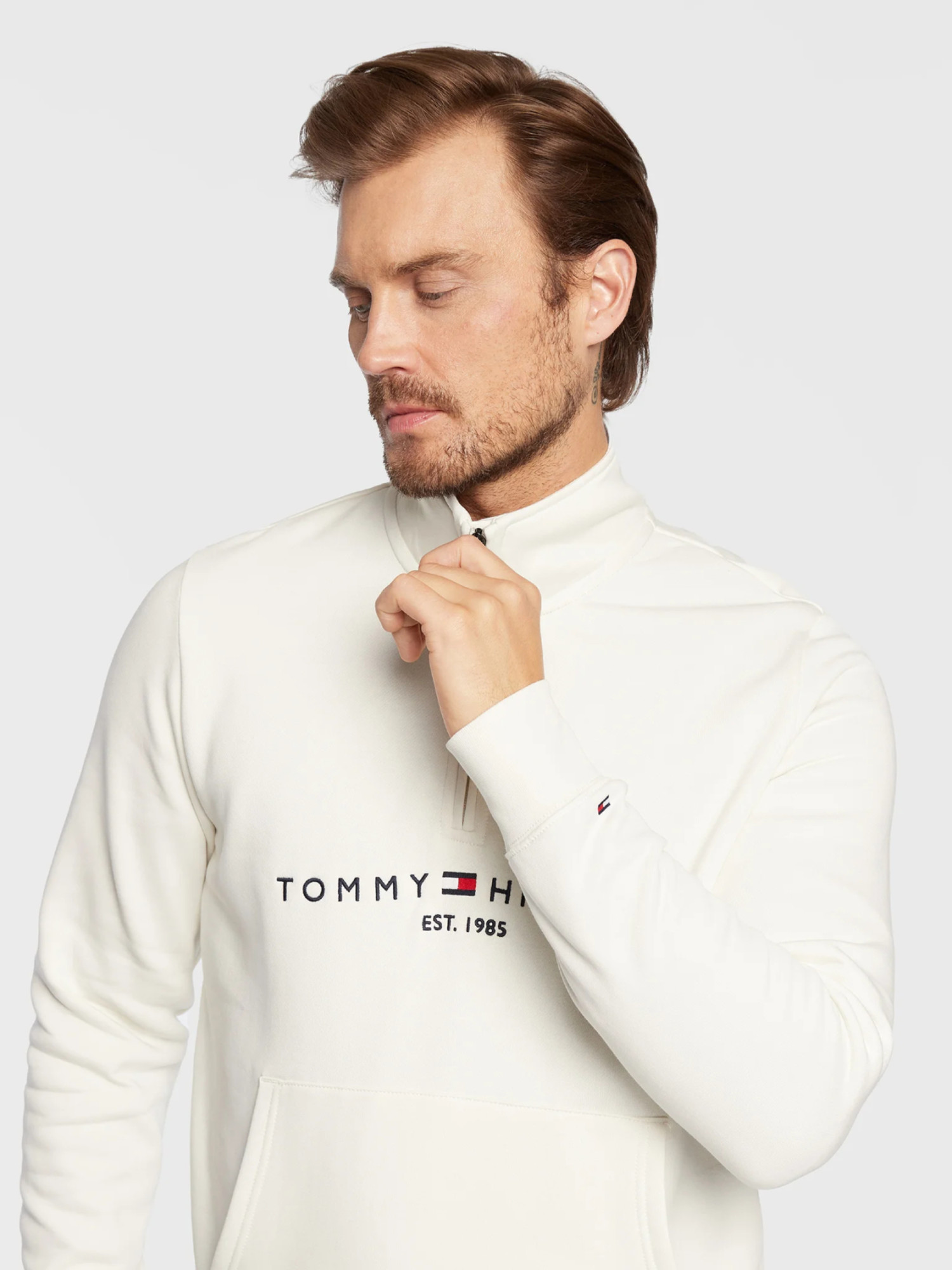detail Tommy Hilfiger pánská krémová mikina