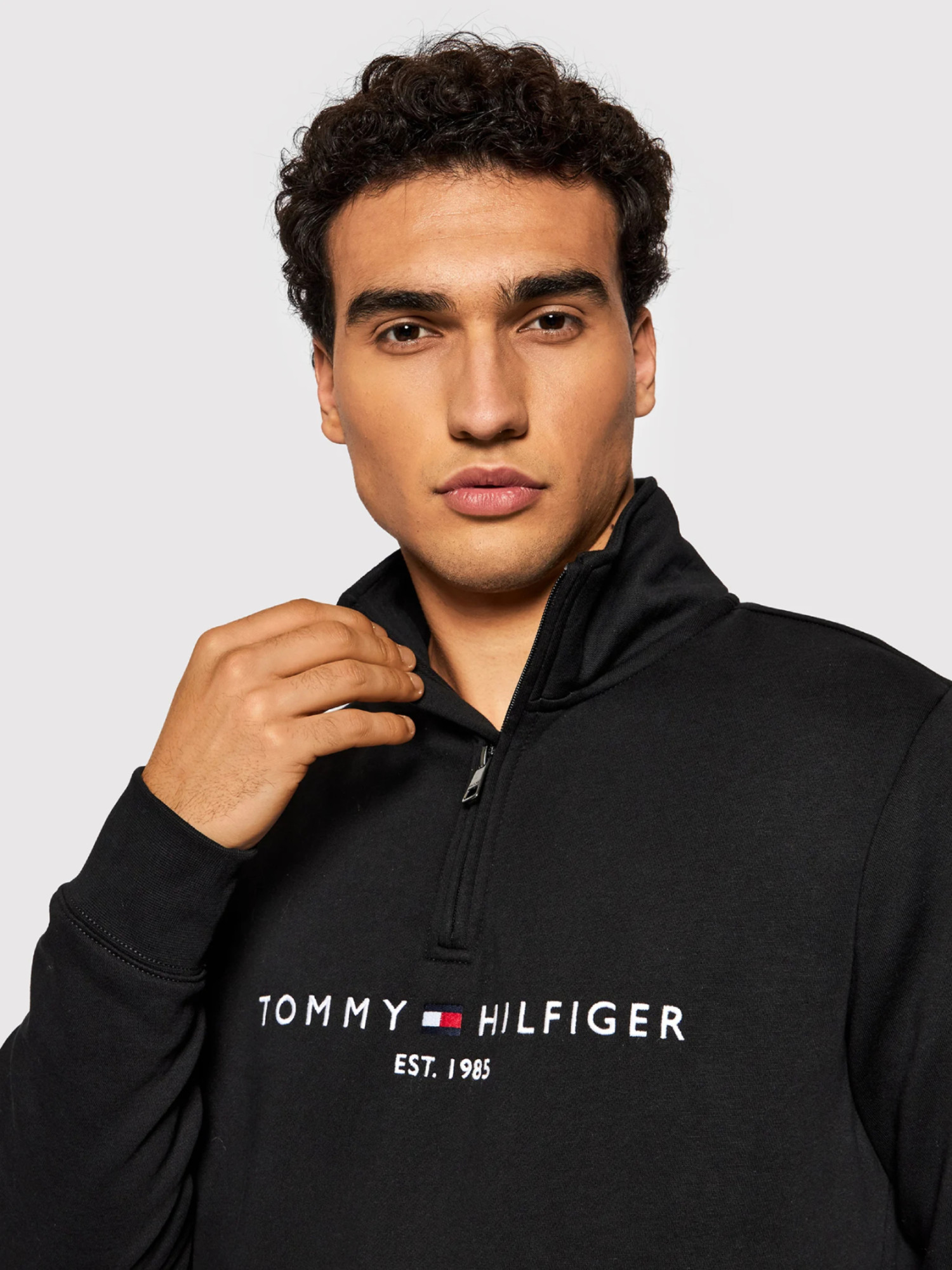 detail Tommy Hilfiger pánská černá mikina