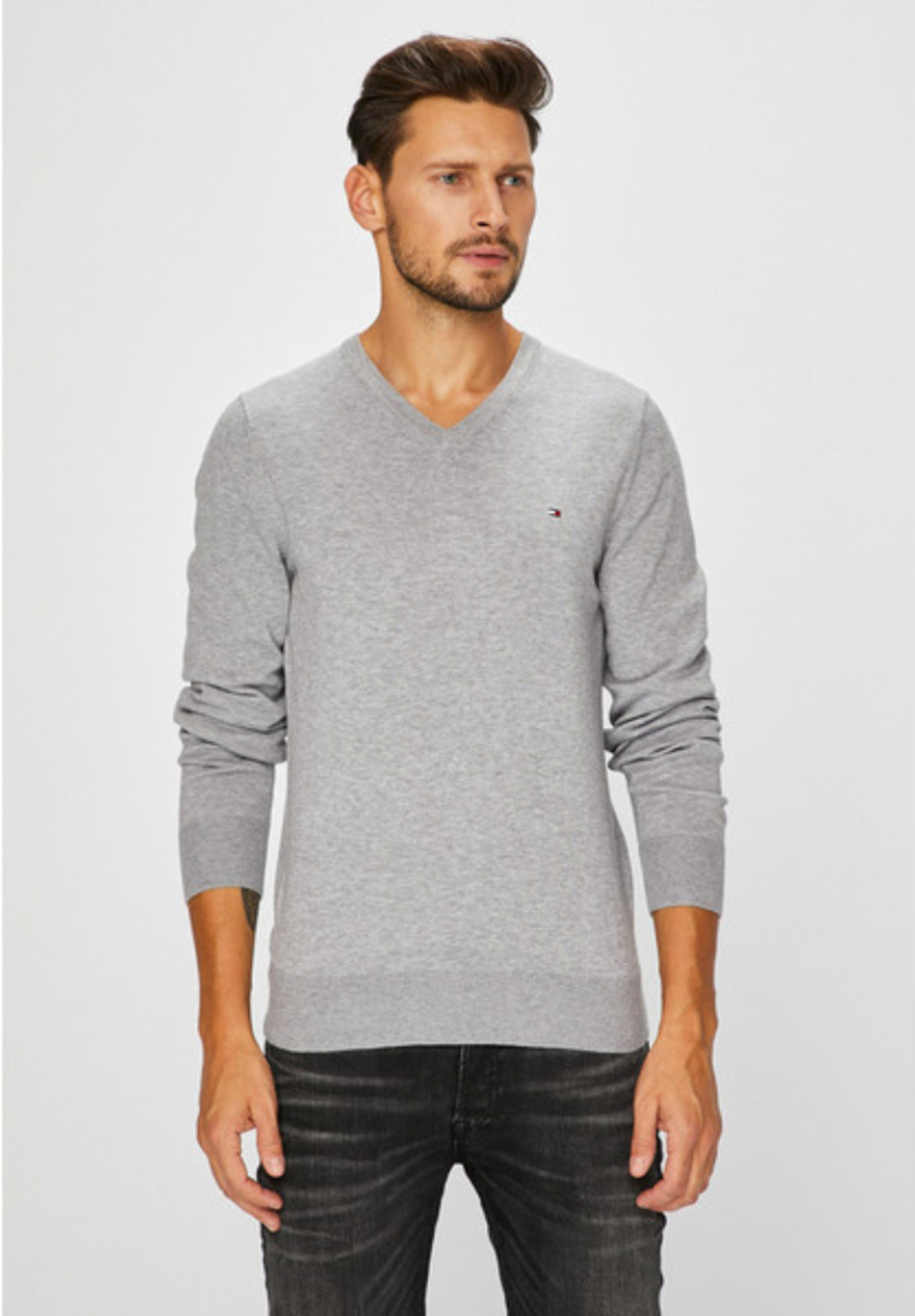 detail Tommy Hilfiger pánský šedý svetr