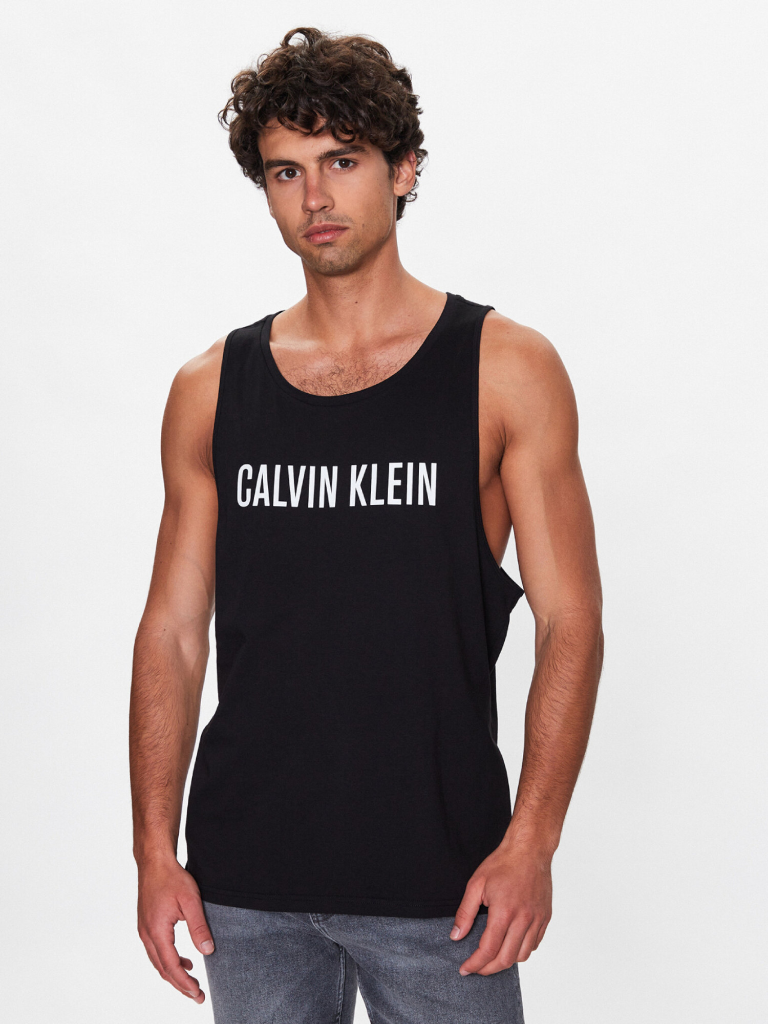 detail Calvin Klein pánský černý nátělník