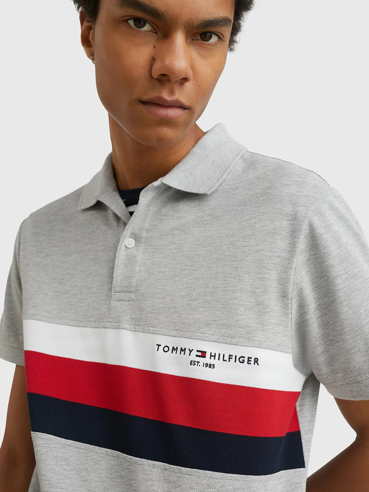 detail Tommy Hilfiger pánské šedé polo tričko
