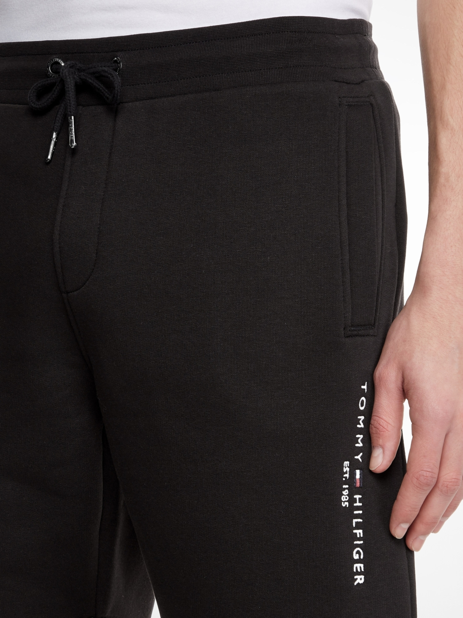 detail Tommy Hilfiger pánské černé kraťasy TOMMY LOGO