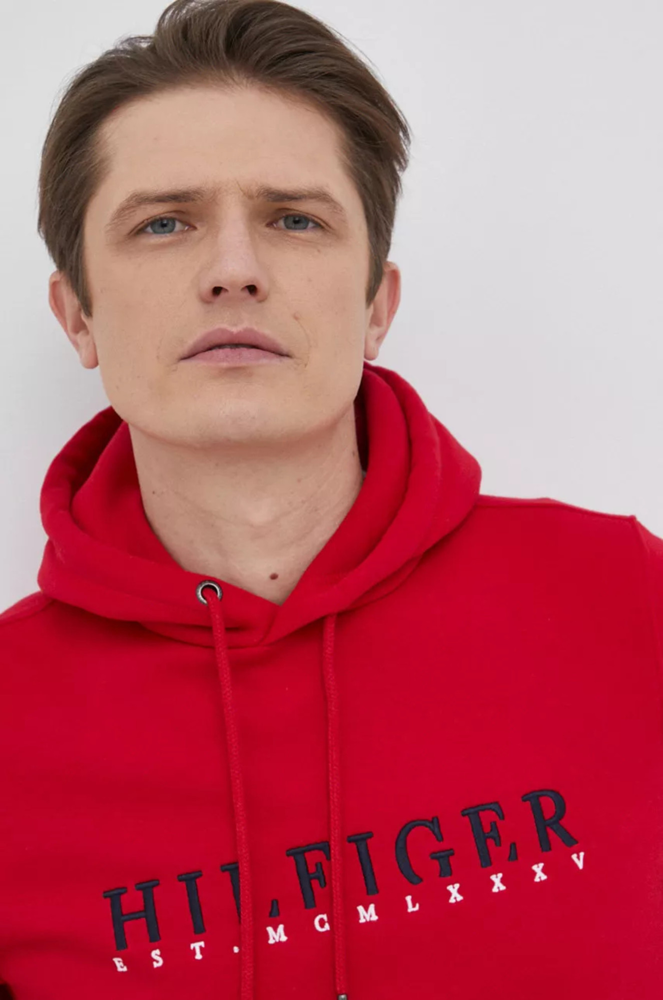 detail Tommy Hilfiger pánská červená mikina Corp graphic