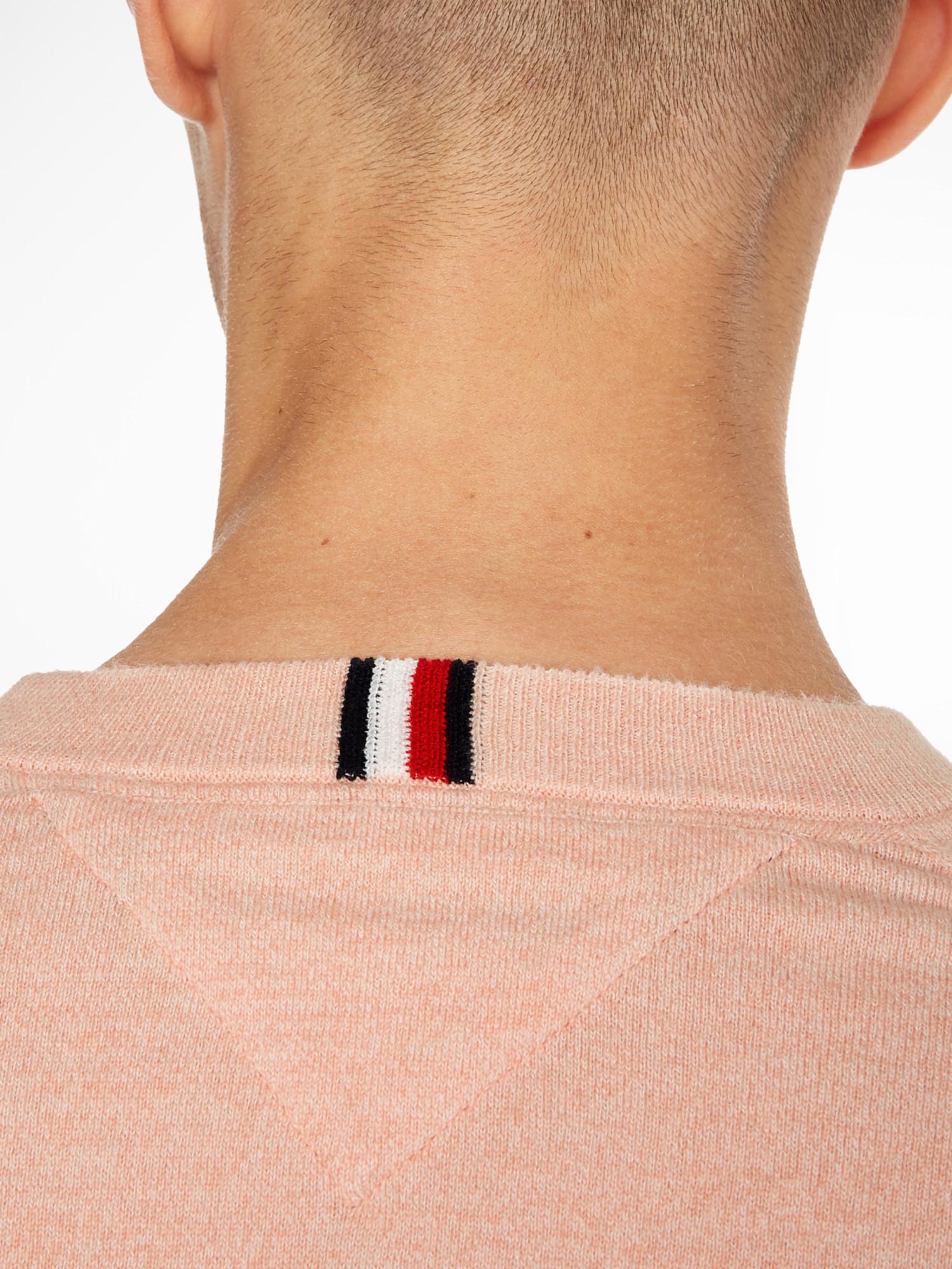 detail Tommy Hilfiger pánský lososový svetr