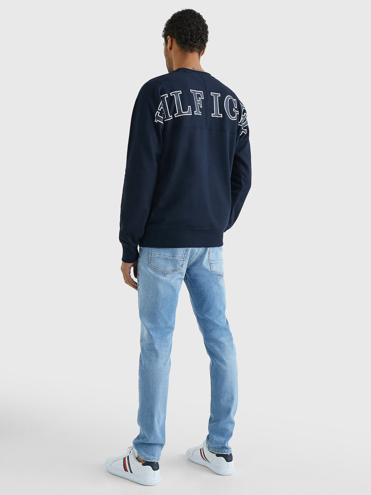 detail Tommy Hilfiger pánská tmavě modrá mikina.