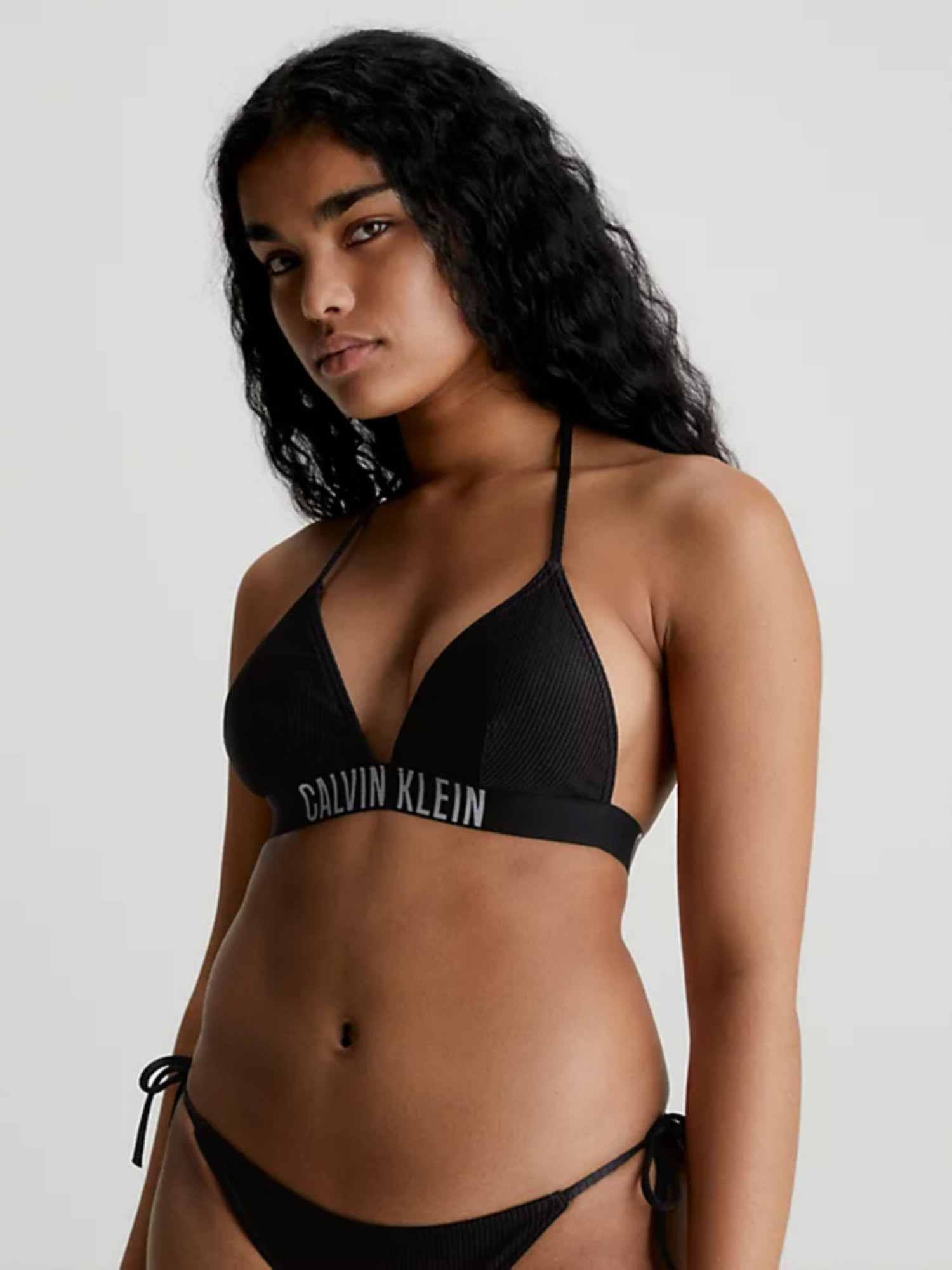 detail Calvin Klein dámská černá plavková podprsenka
