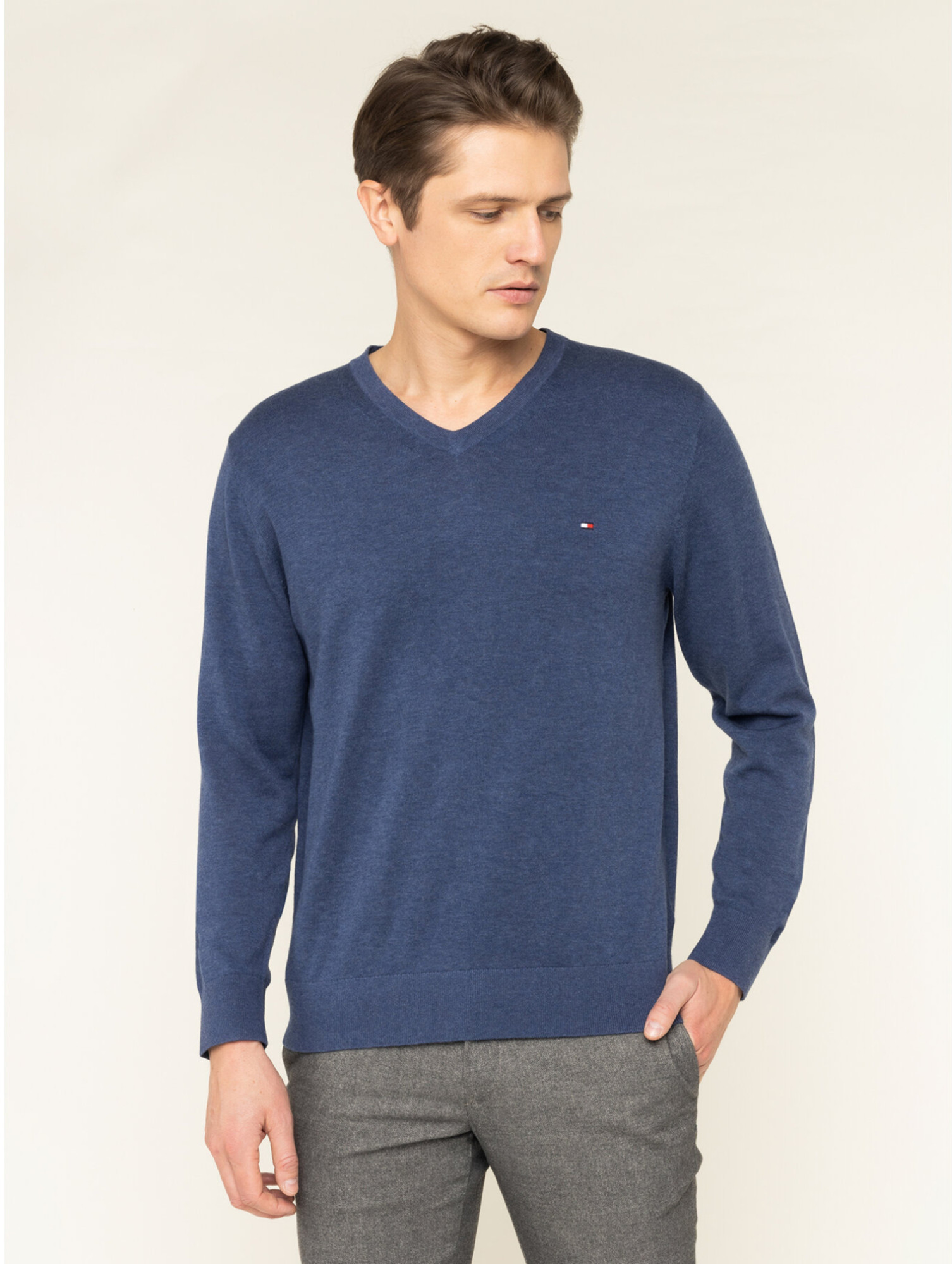 detail Tommy Hilfiger pánský modrý svetr s výstřihem do V