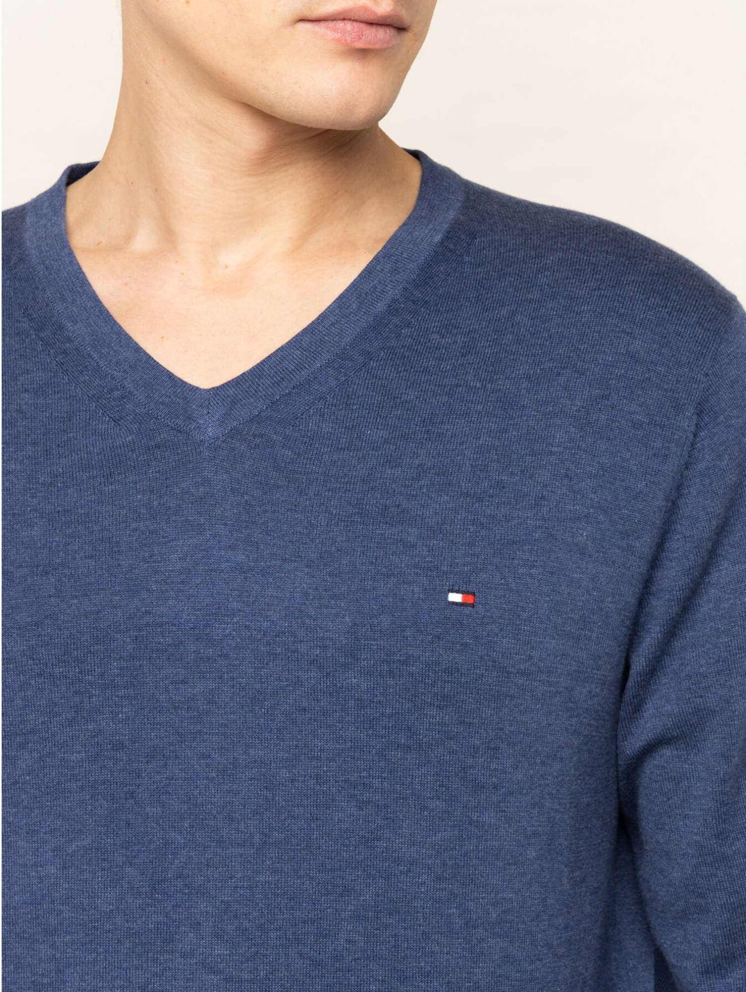 detail Tommy Hilfiger pánský modrý svetr s výstřihem do V