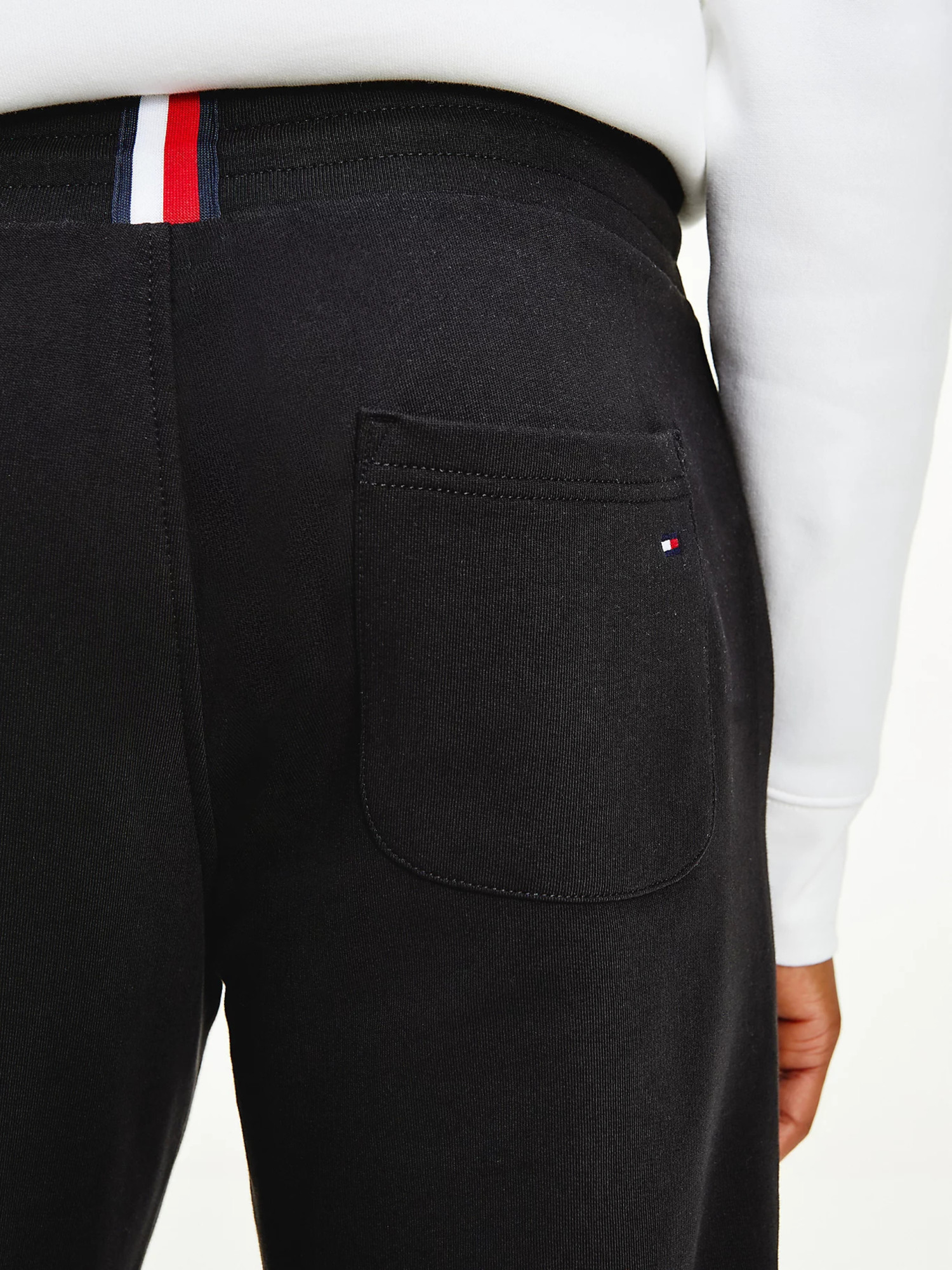 detail Tommy Hilfiger pánské černé tepláky