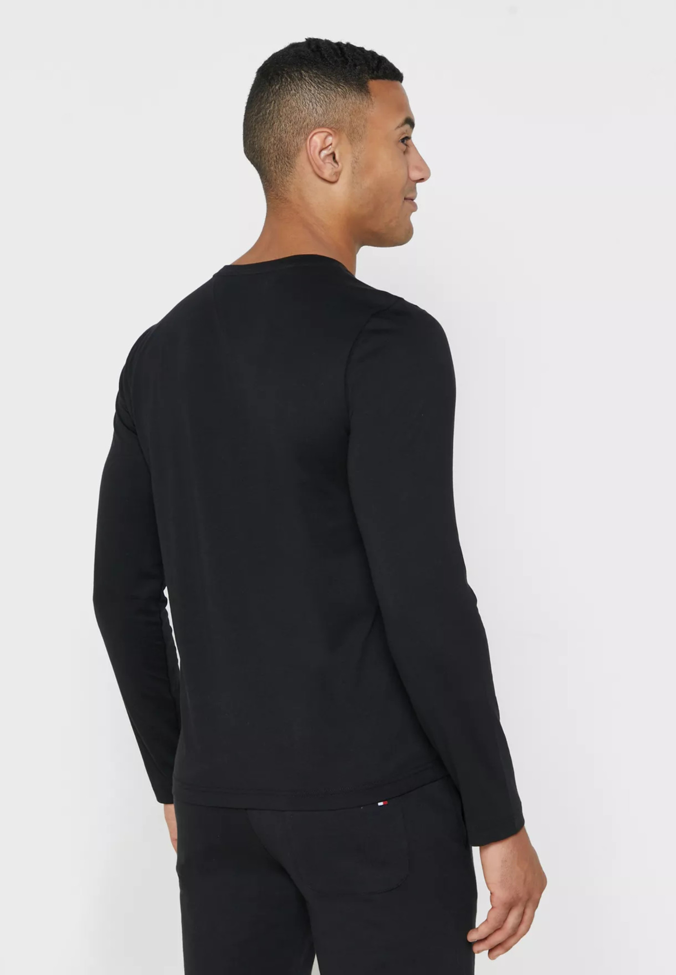 detail Tommy Hilfiger pánské černé tričko s dlouhým rukávem