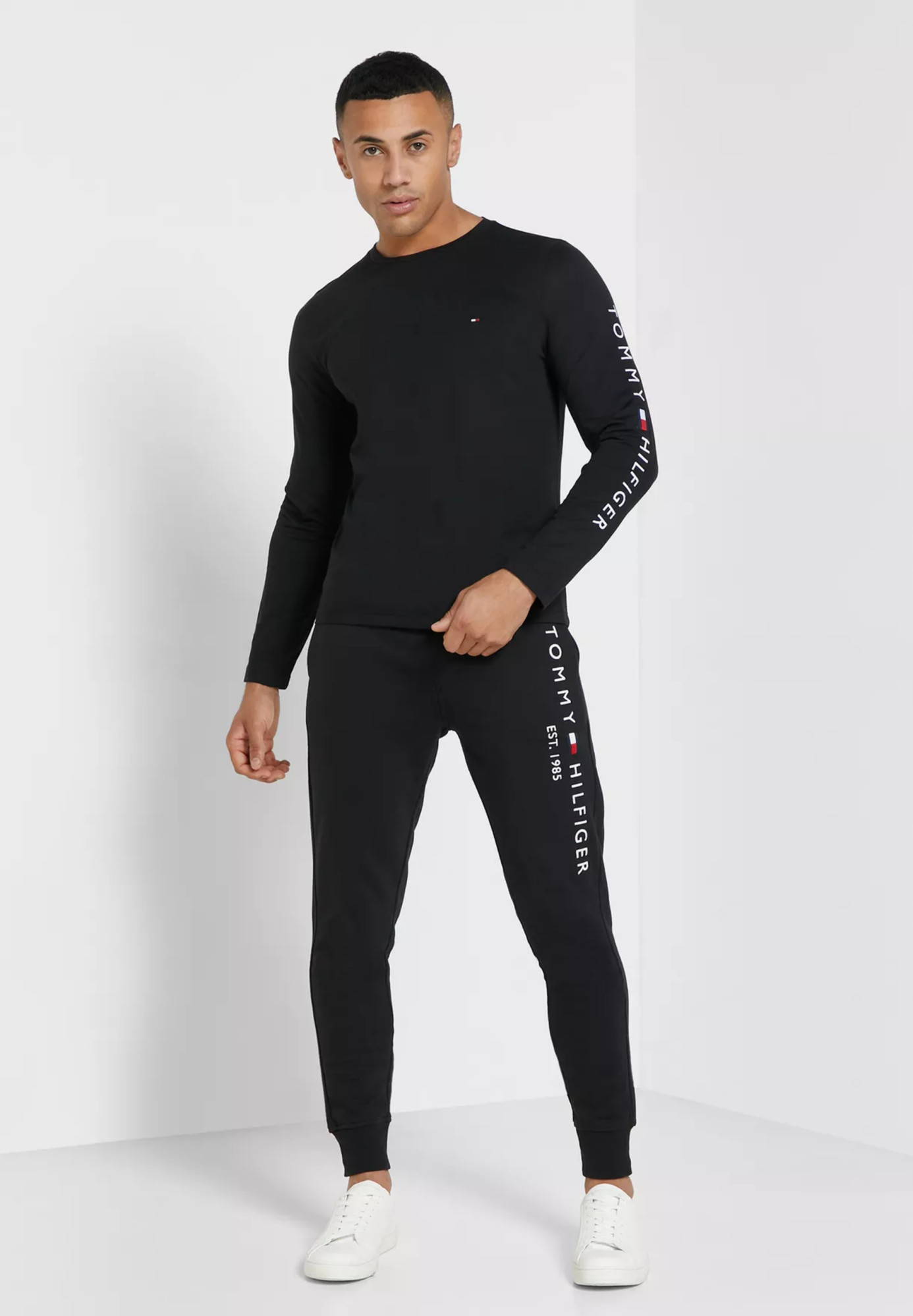 detail Tommy Hilfiger pánské černé tričko s dlouhým rukávem