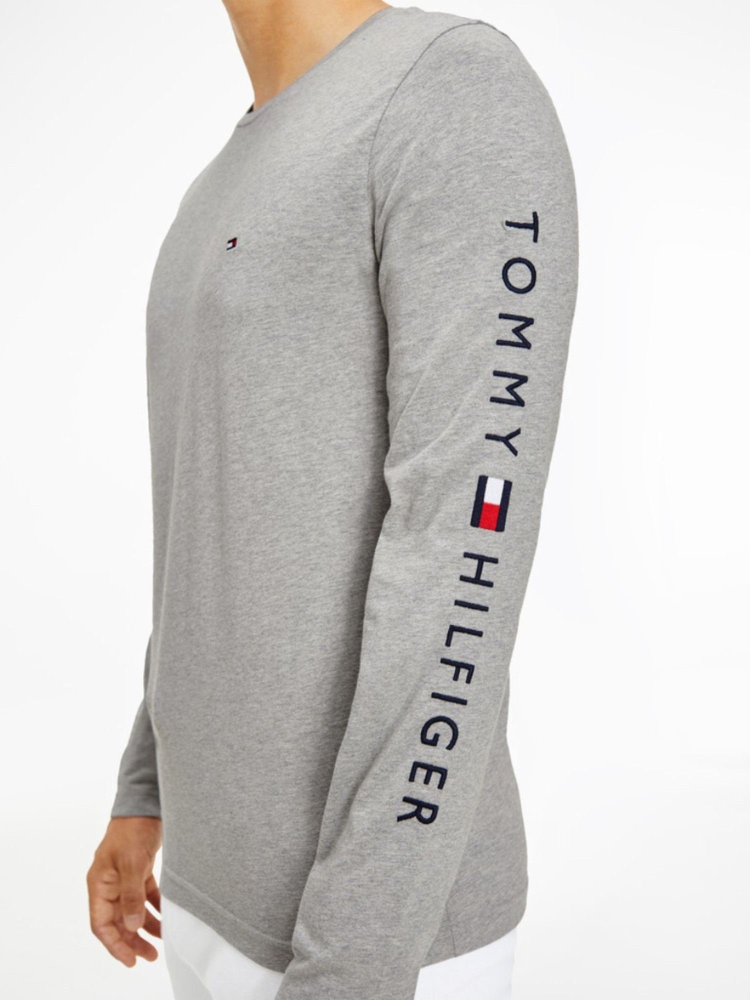 detail Tommy Hilfiger pánské šedé triko s dlouhým rukávem