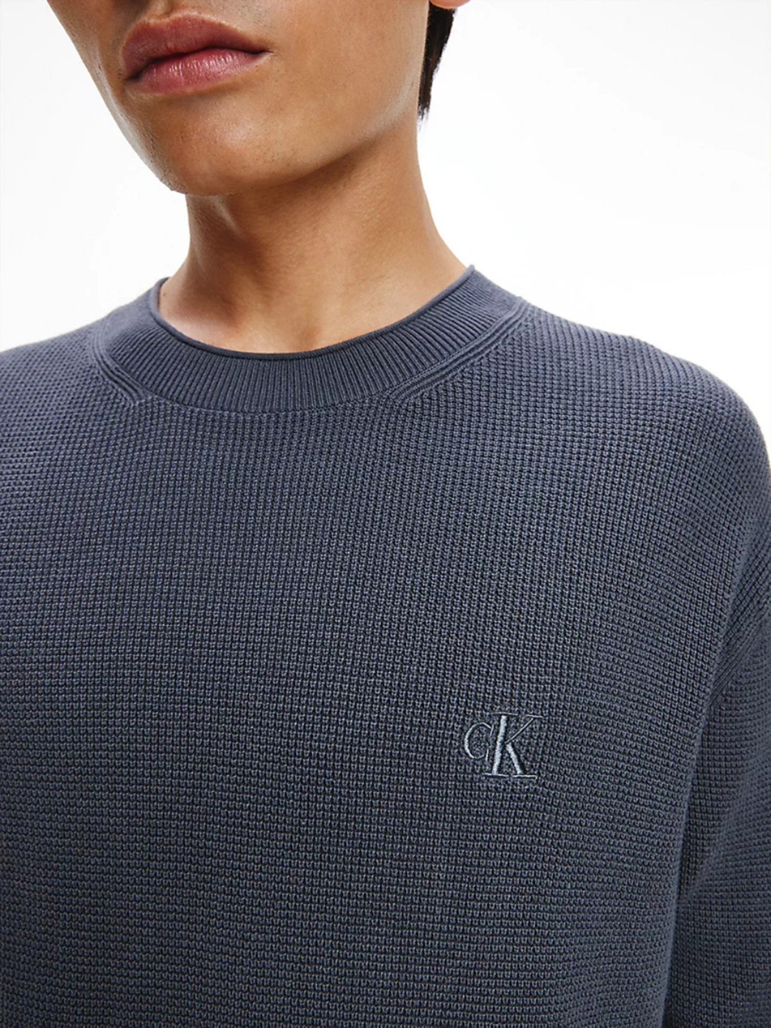 detail Calvin Klein pánský modrý svetr