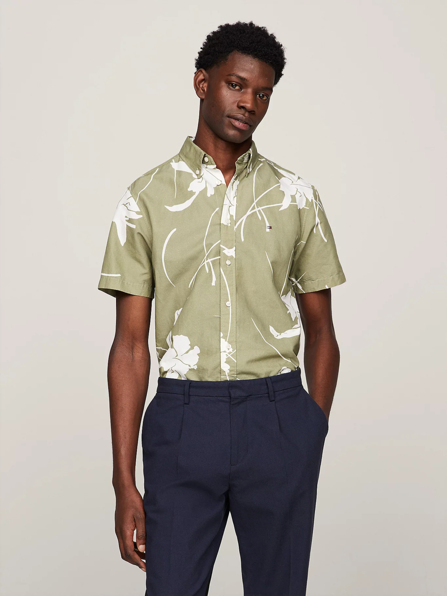 detail Tommy Hilfiger pánská khaki košile s krátkým rukávem