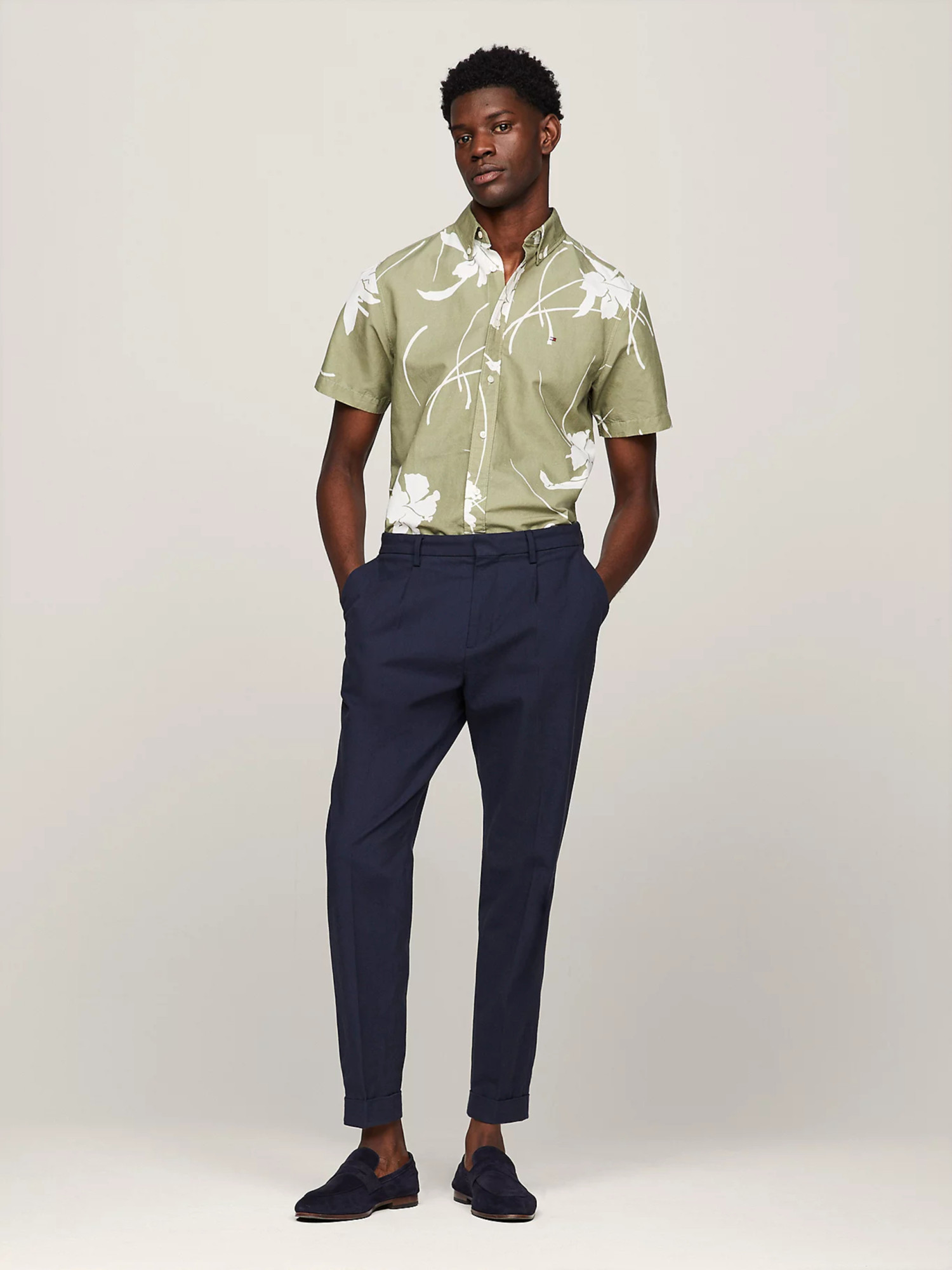 detail Tommy Hilfiger pánská khaki košile s krátkým rukávem