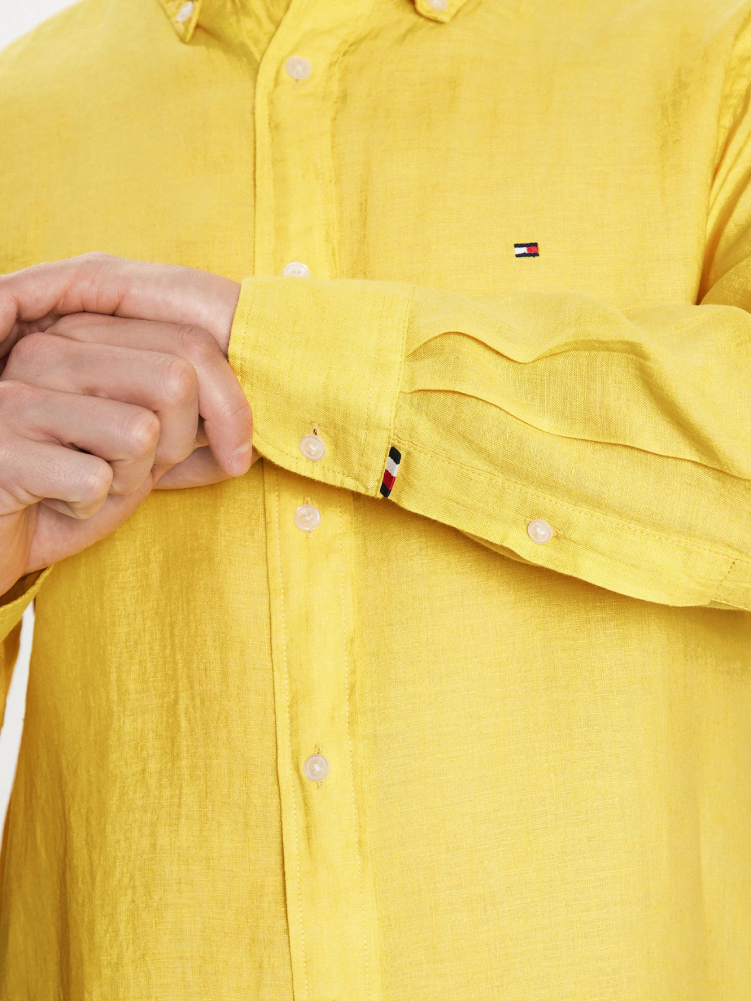 detail Tommy Hilfiger pánská žlutá košile