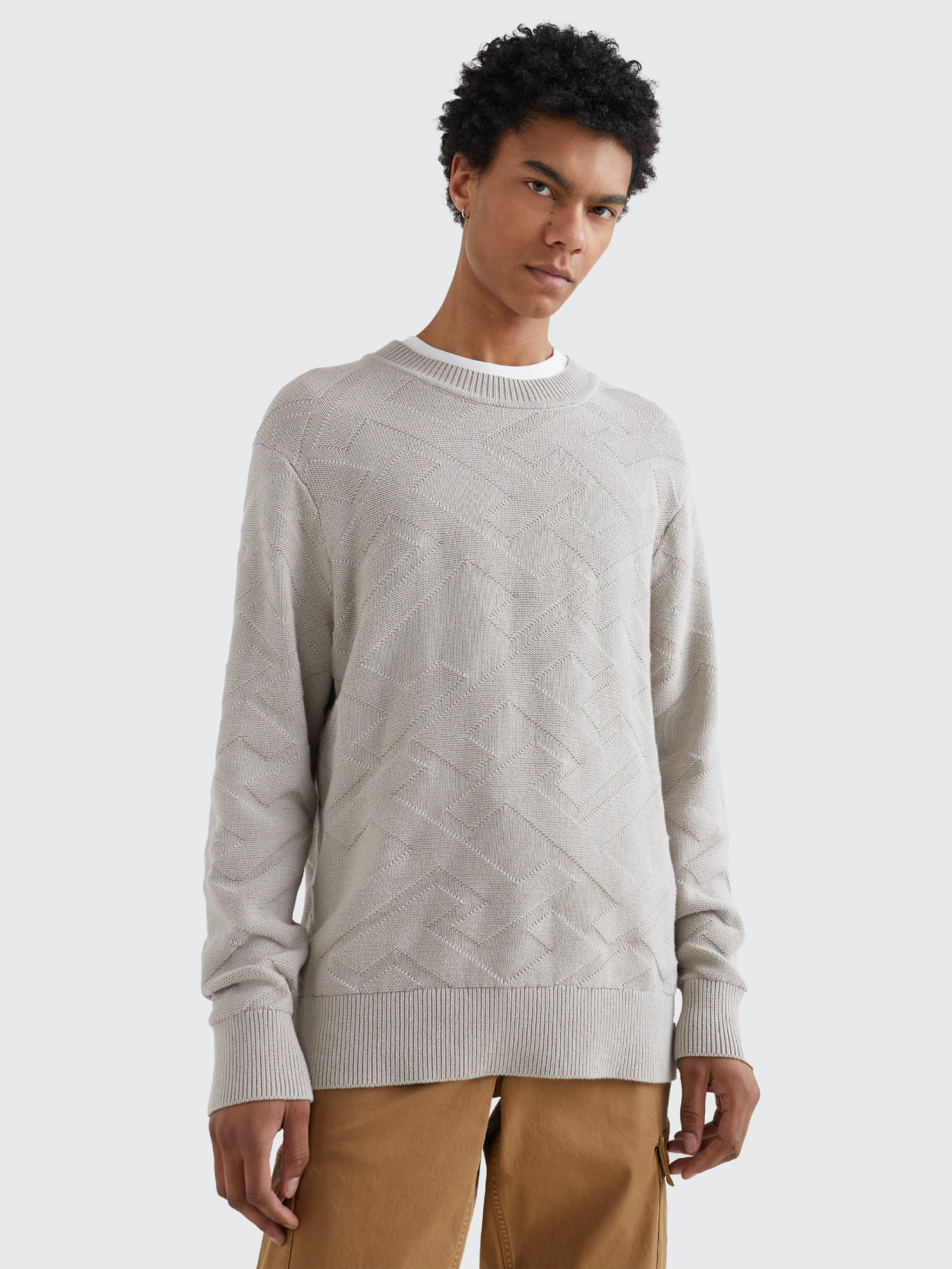 detail Tommy Hilfiger pánský béžový svetr