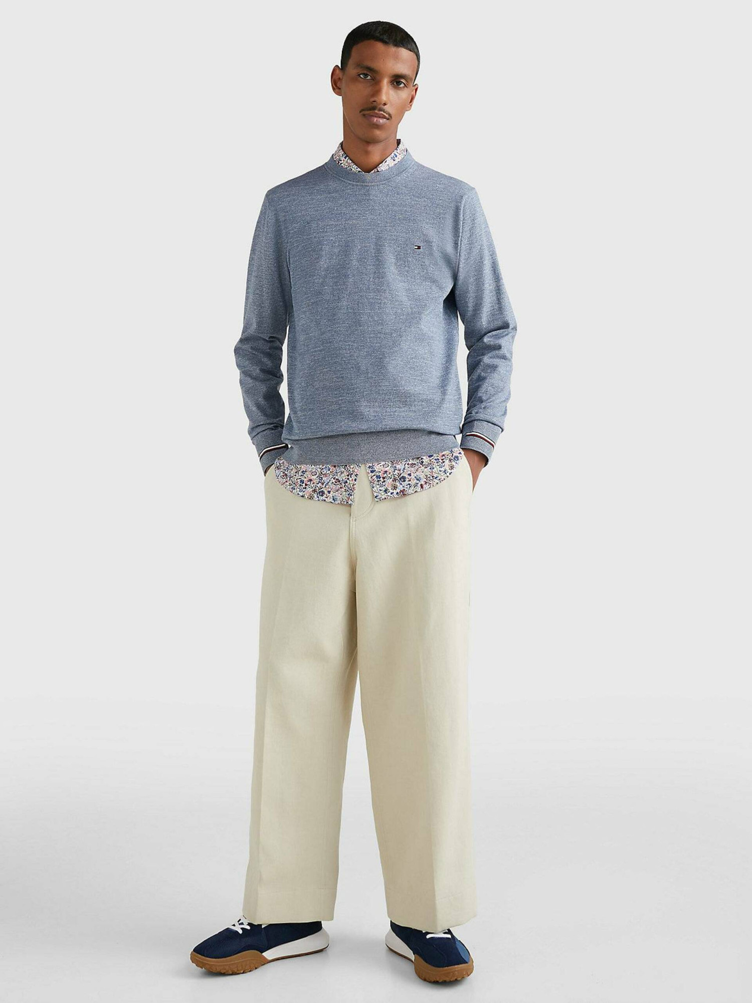detail Tommy Hilfiger pánský modrý svetr Mouline