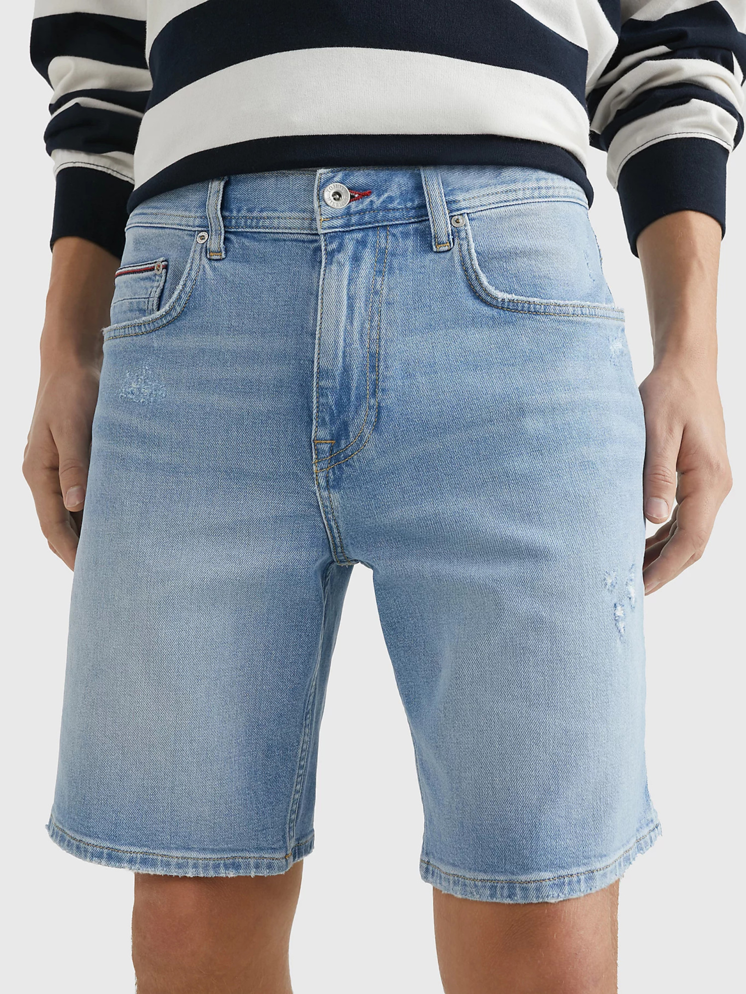 detail Tommy Hilfiger pánské džínové šortky Brooklyn