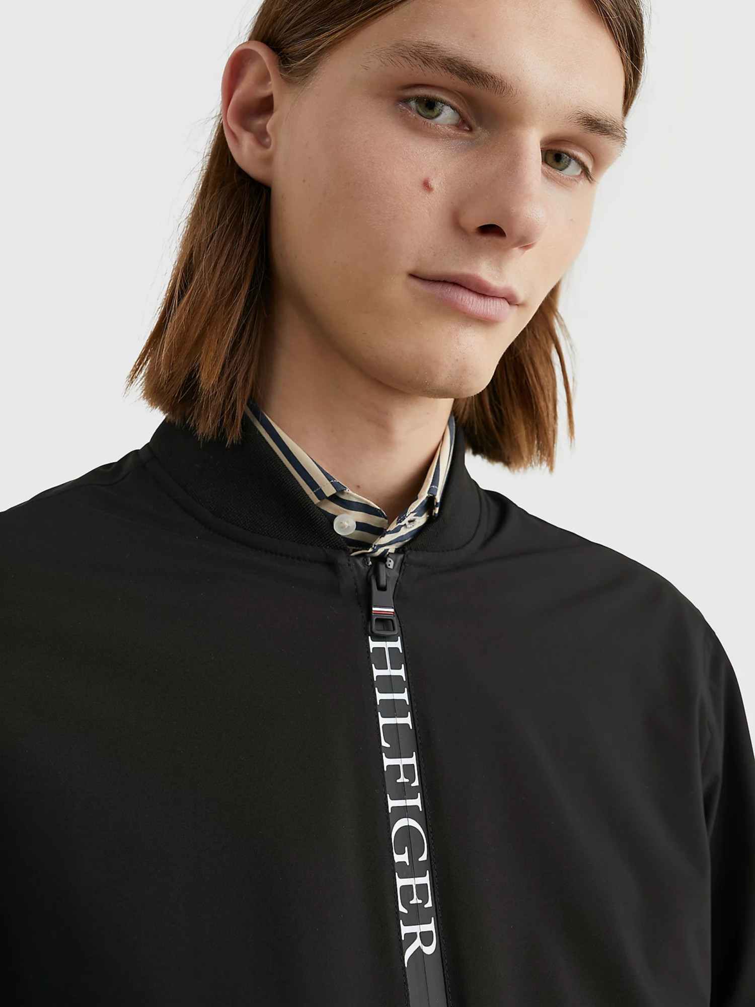 detail Tommy Hilfiger pánský černý bomber Protect