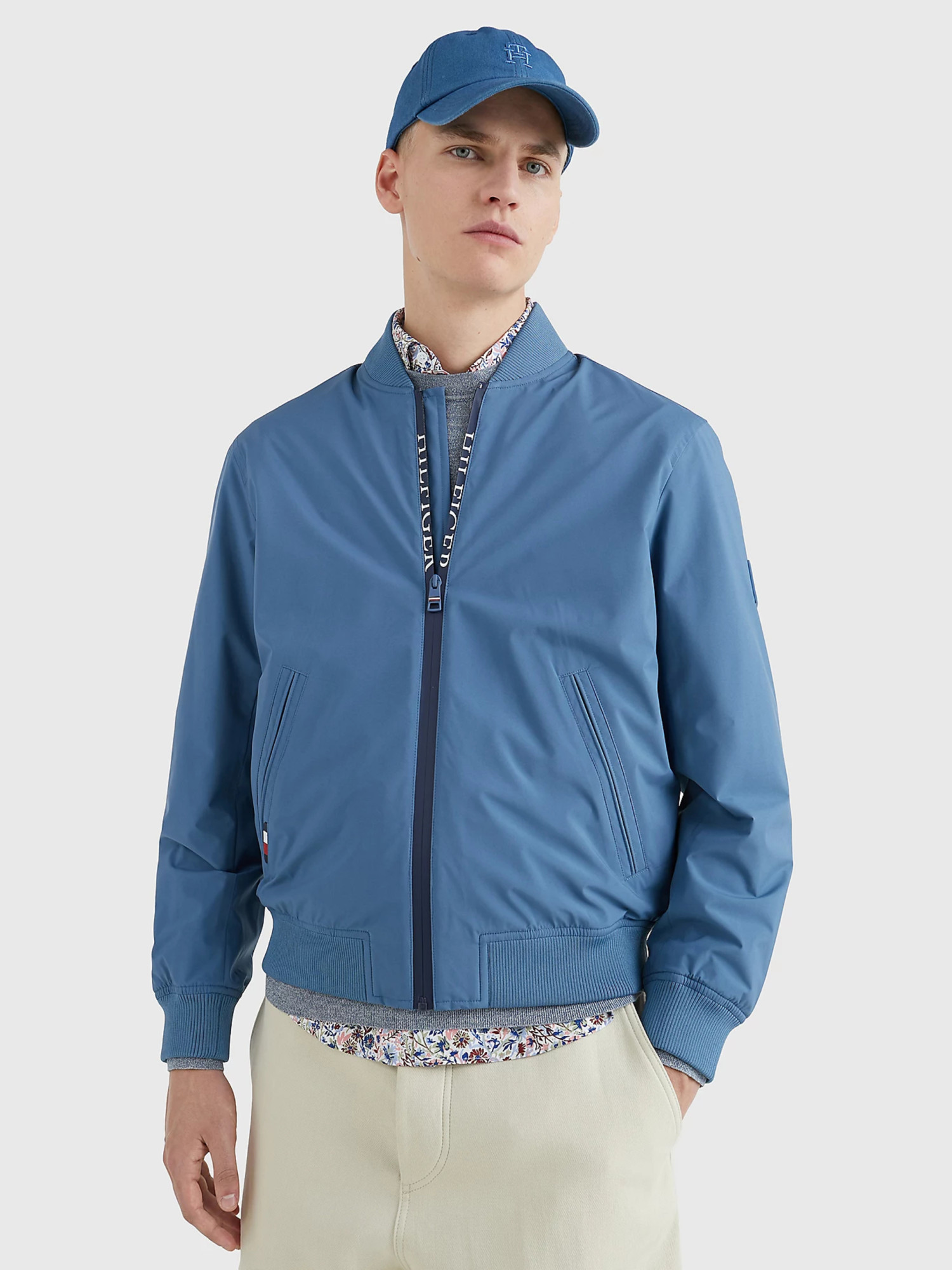 detail Tommy Hilfiger pánský modrý bomber protect
