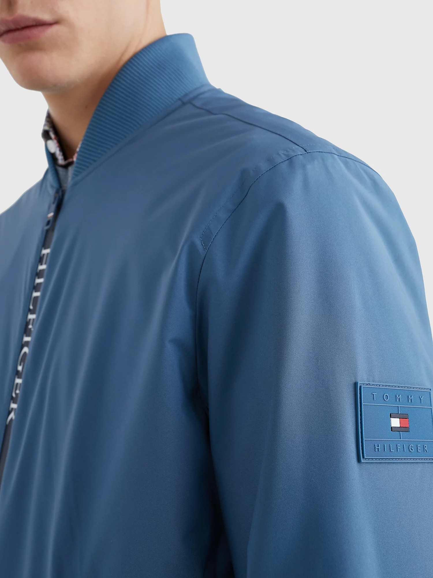 detail Tommy Hilfiger pánský modrý bomber protect