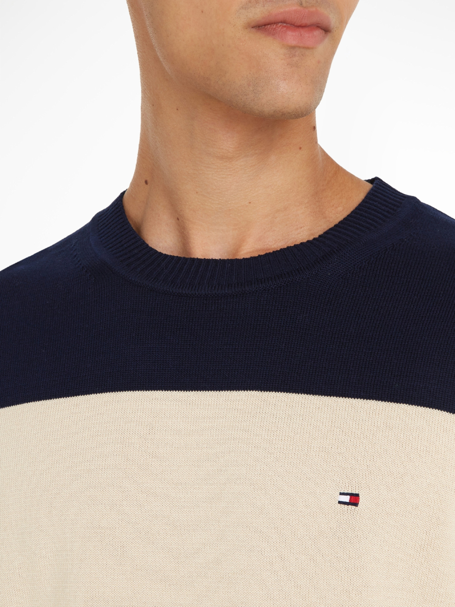 detail Tommy Hilfiger pánský vícebarevný svetr Colourblock