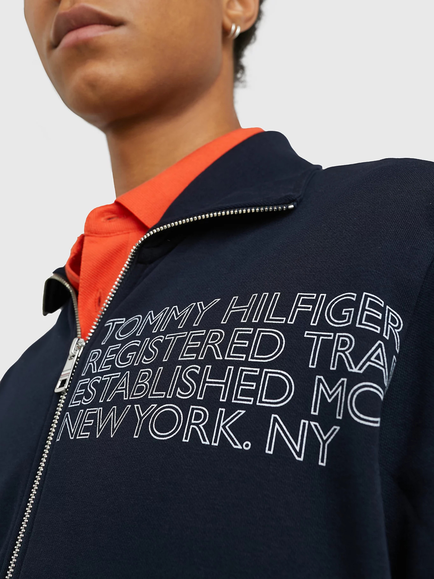 detail Tommy Hilfiger pánská tmavě modrá mikina Badged graphic