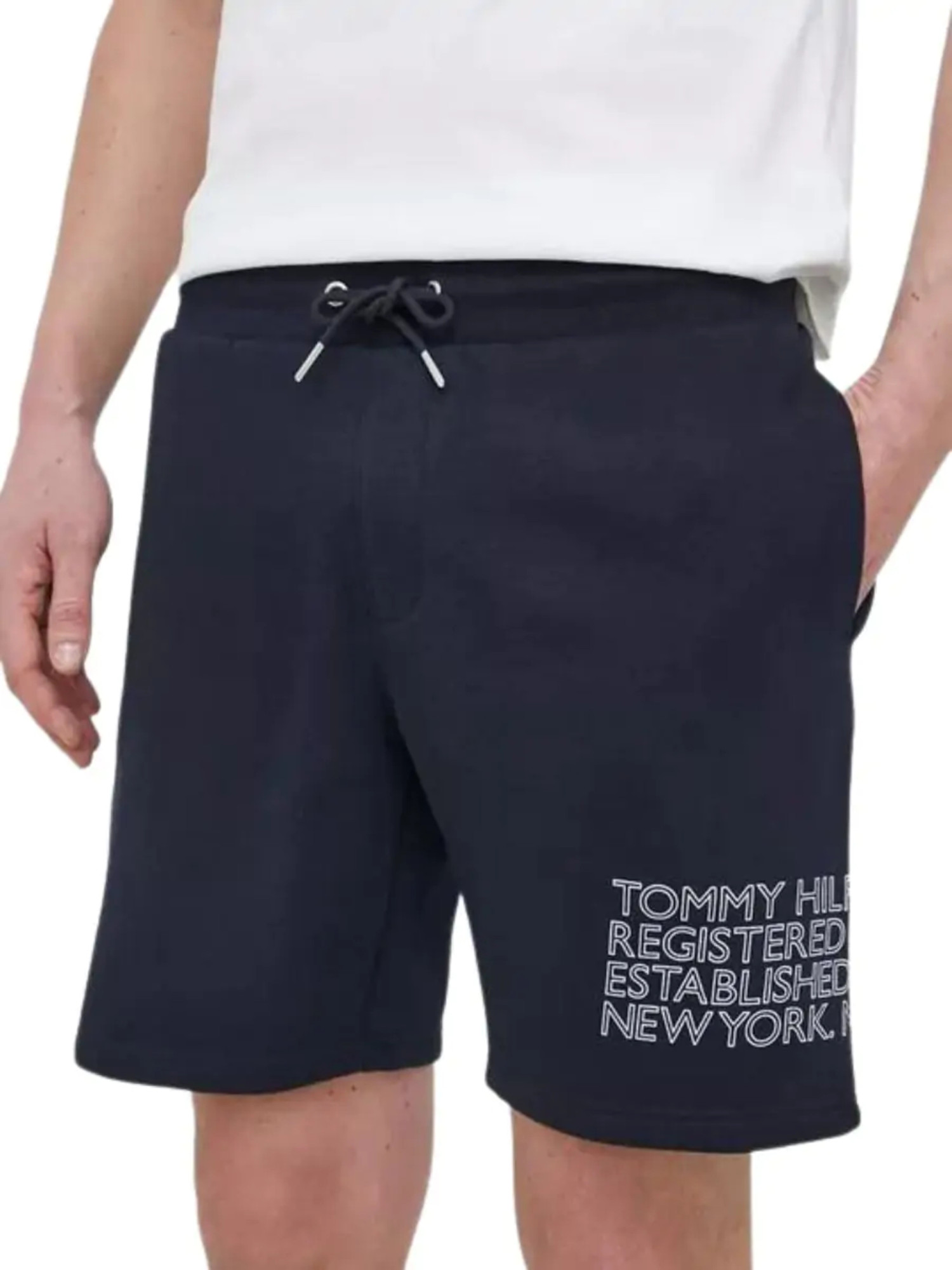 detail Tommy Hilfiger pánské tmavě modré šortky