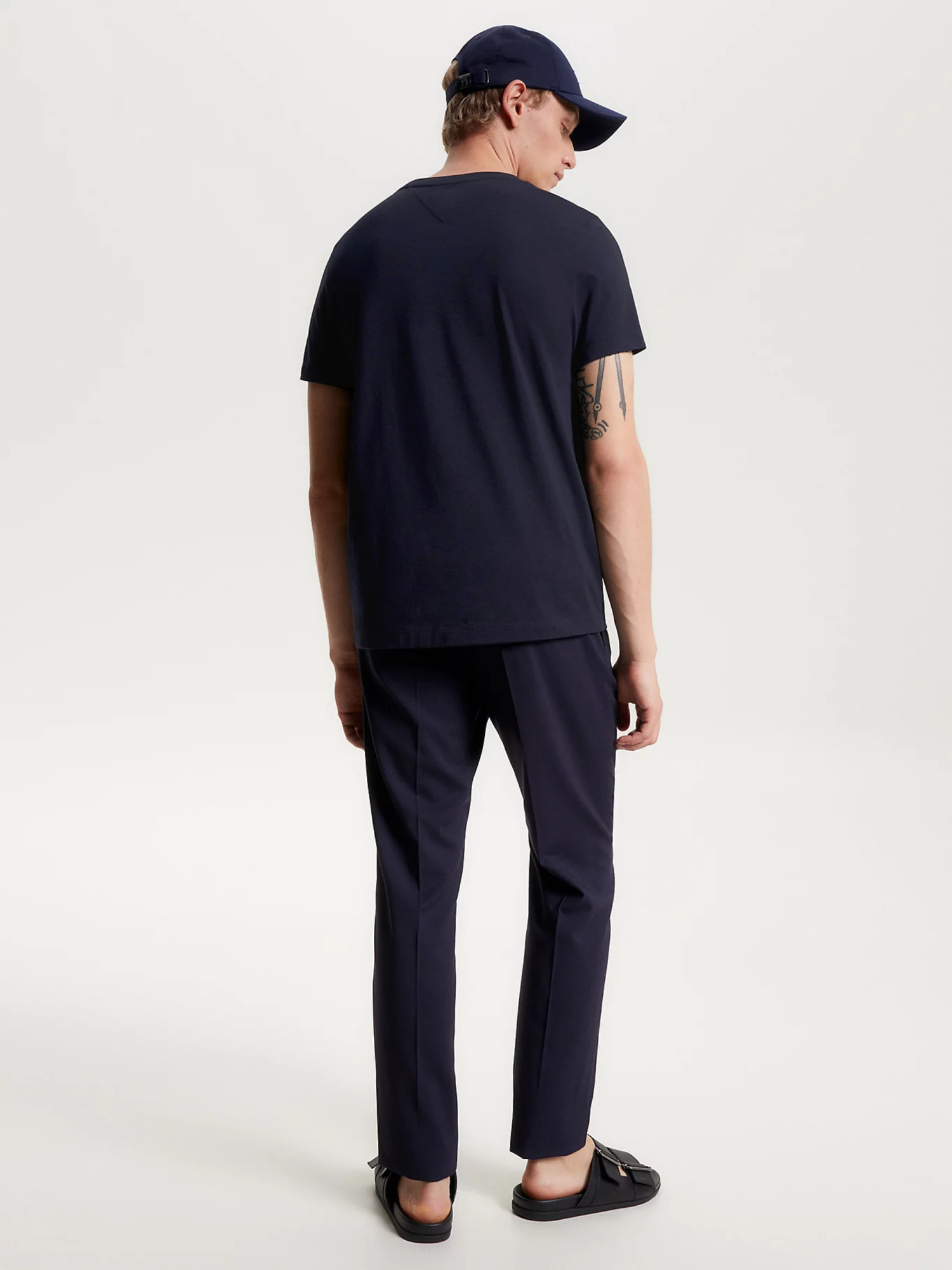 detail Tommy Hilfiger pánské tmavě modré triko Monotype