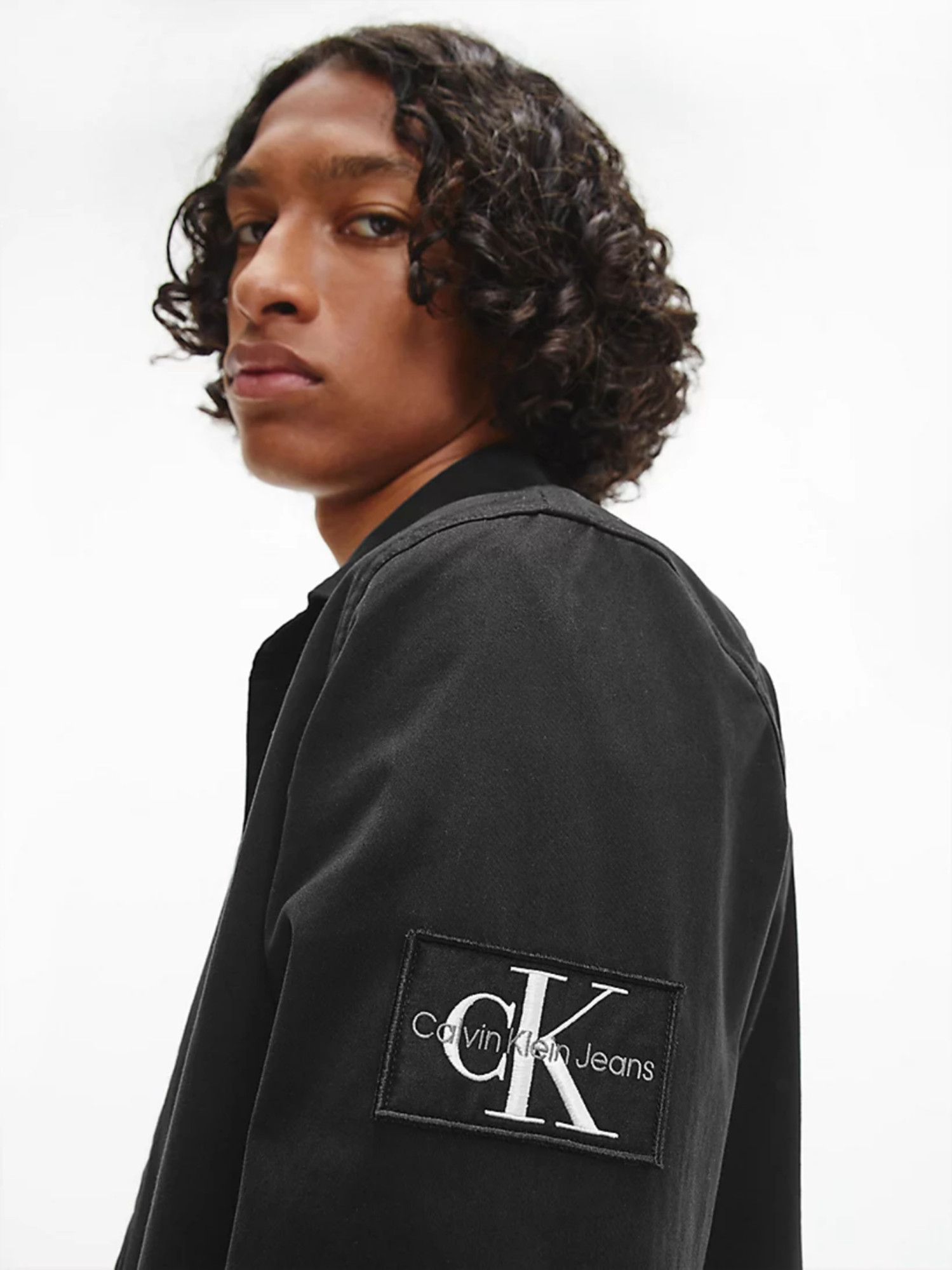 detail Calvin Klein pánská černá keprová košile