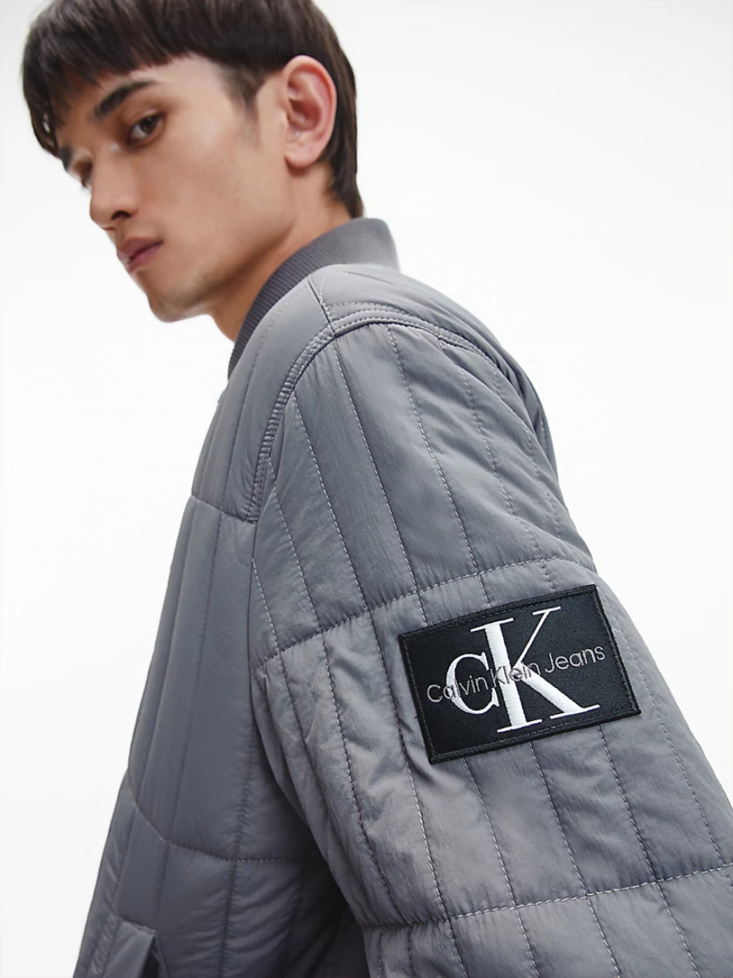 detail Calvin Klein pánská šedá bunda