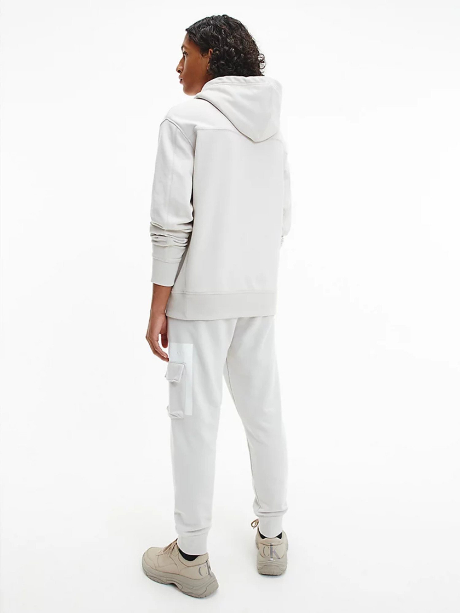 detail Calvin Klein pánská světle šedá mikina