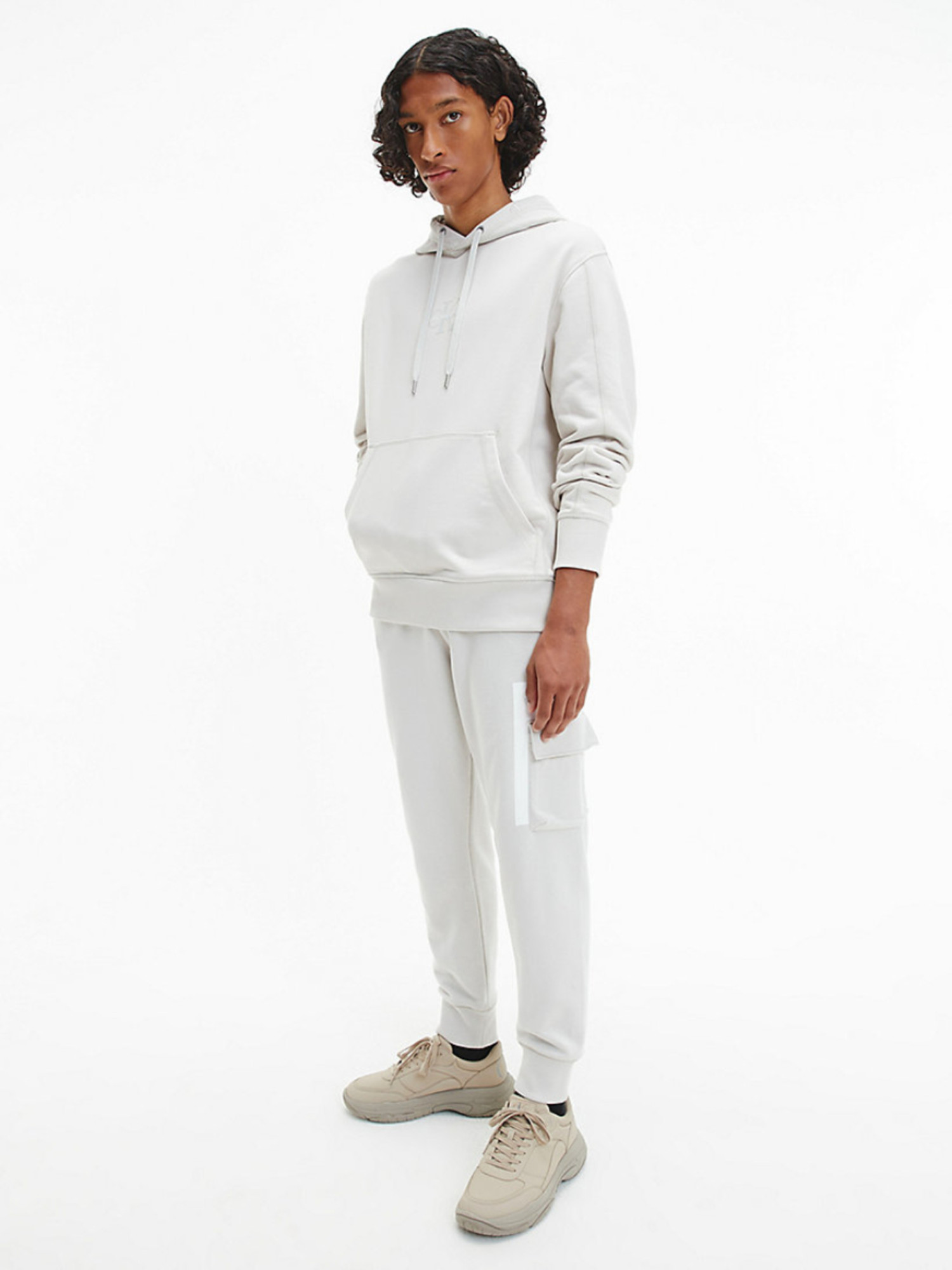 detail Calvin Klein pánská světle šedá mikina