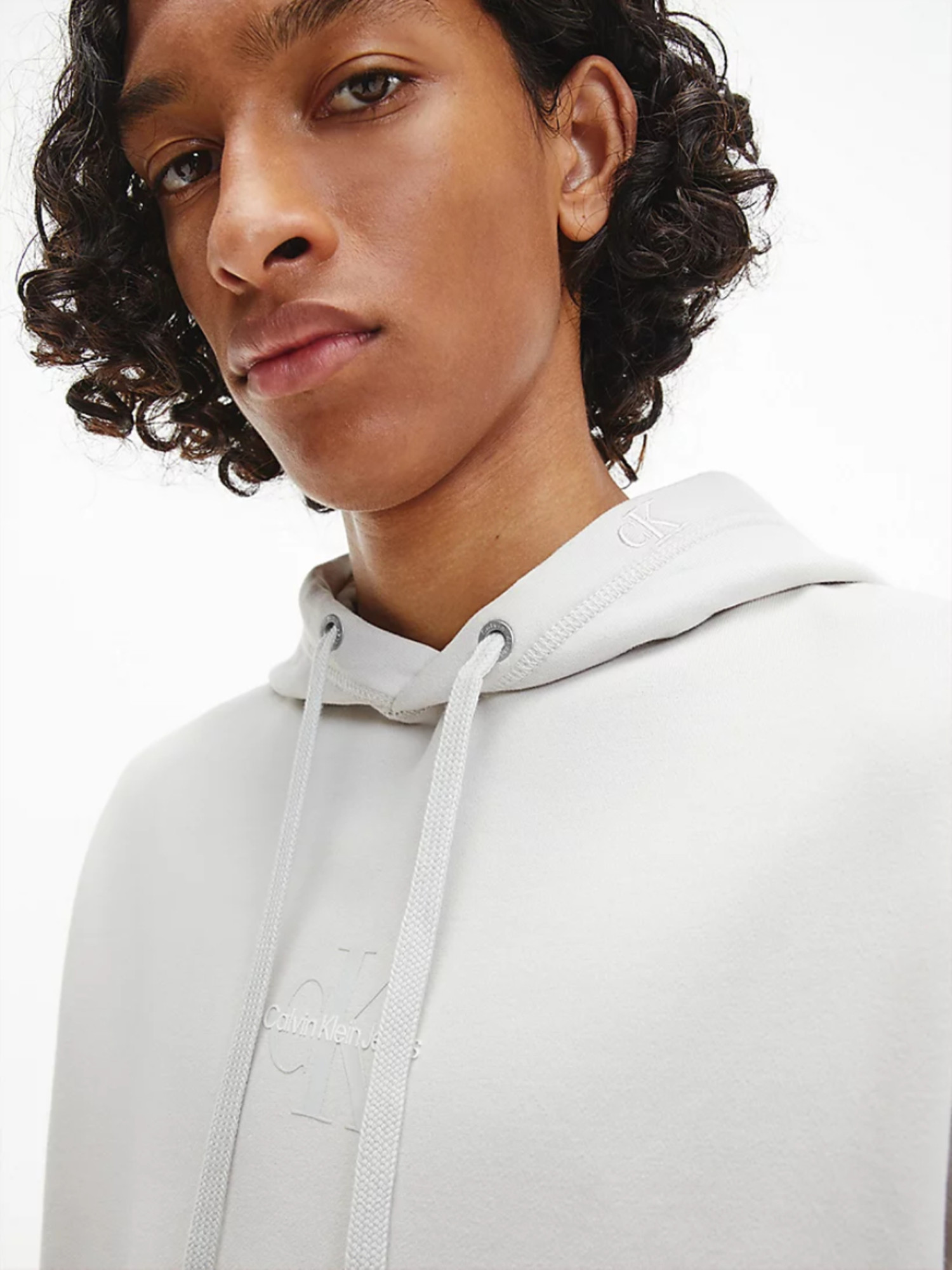 detail Calvin Klein pánská světle šedá mikina